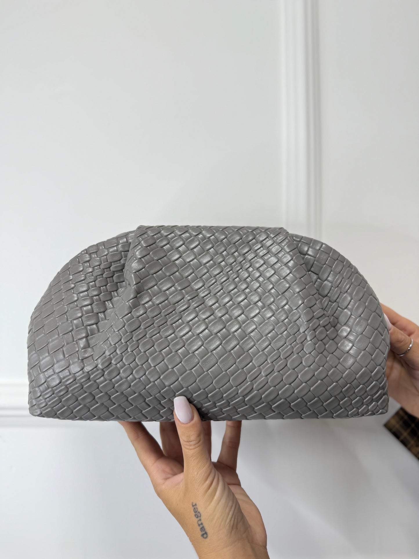 Clutch intrecciata in ecopelle Pouch grigio fango