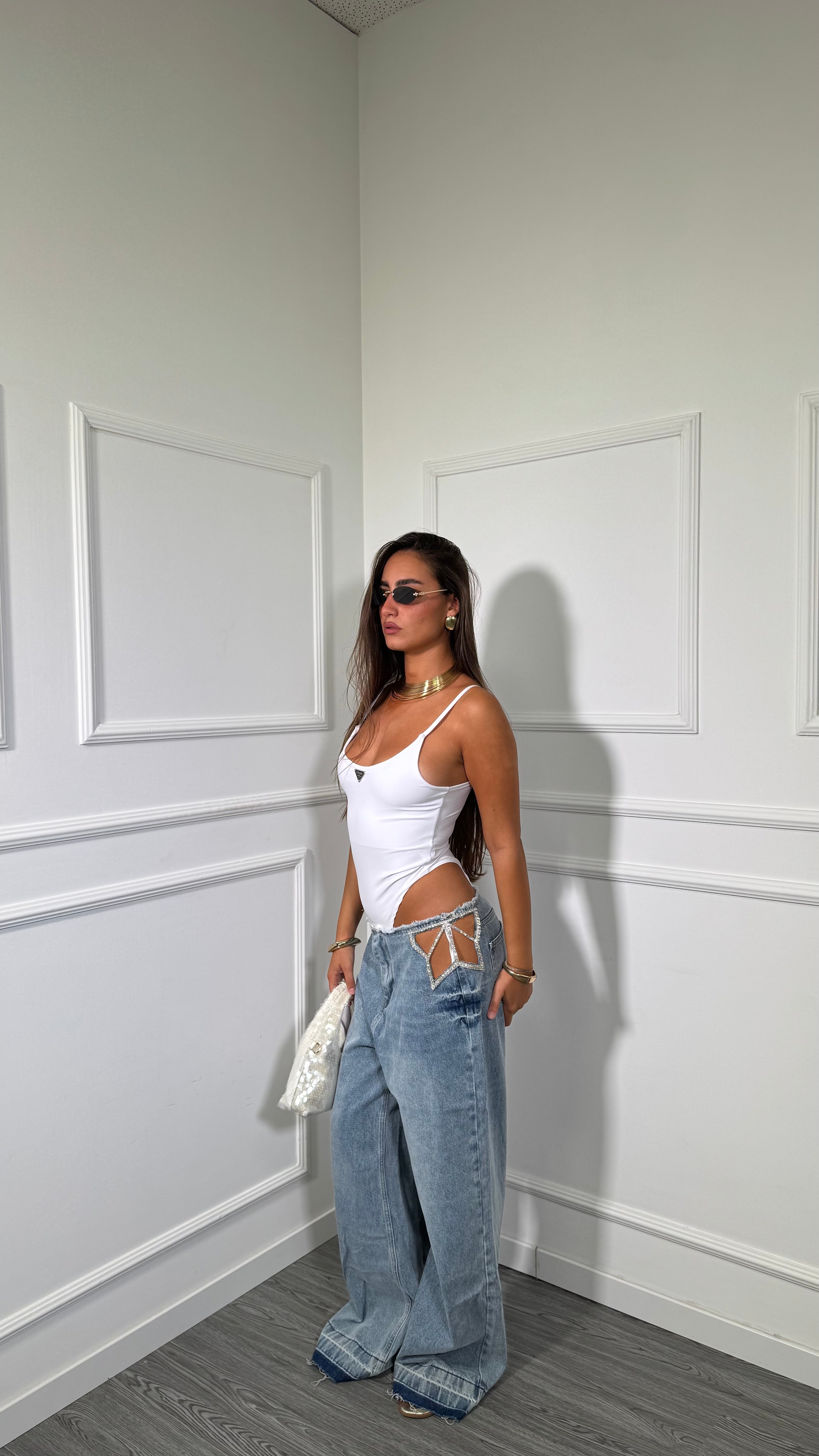 Jeans palazzo con dettaglio gioiello lavaggio medio 91130