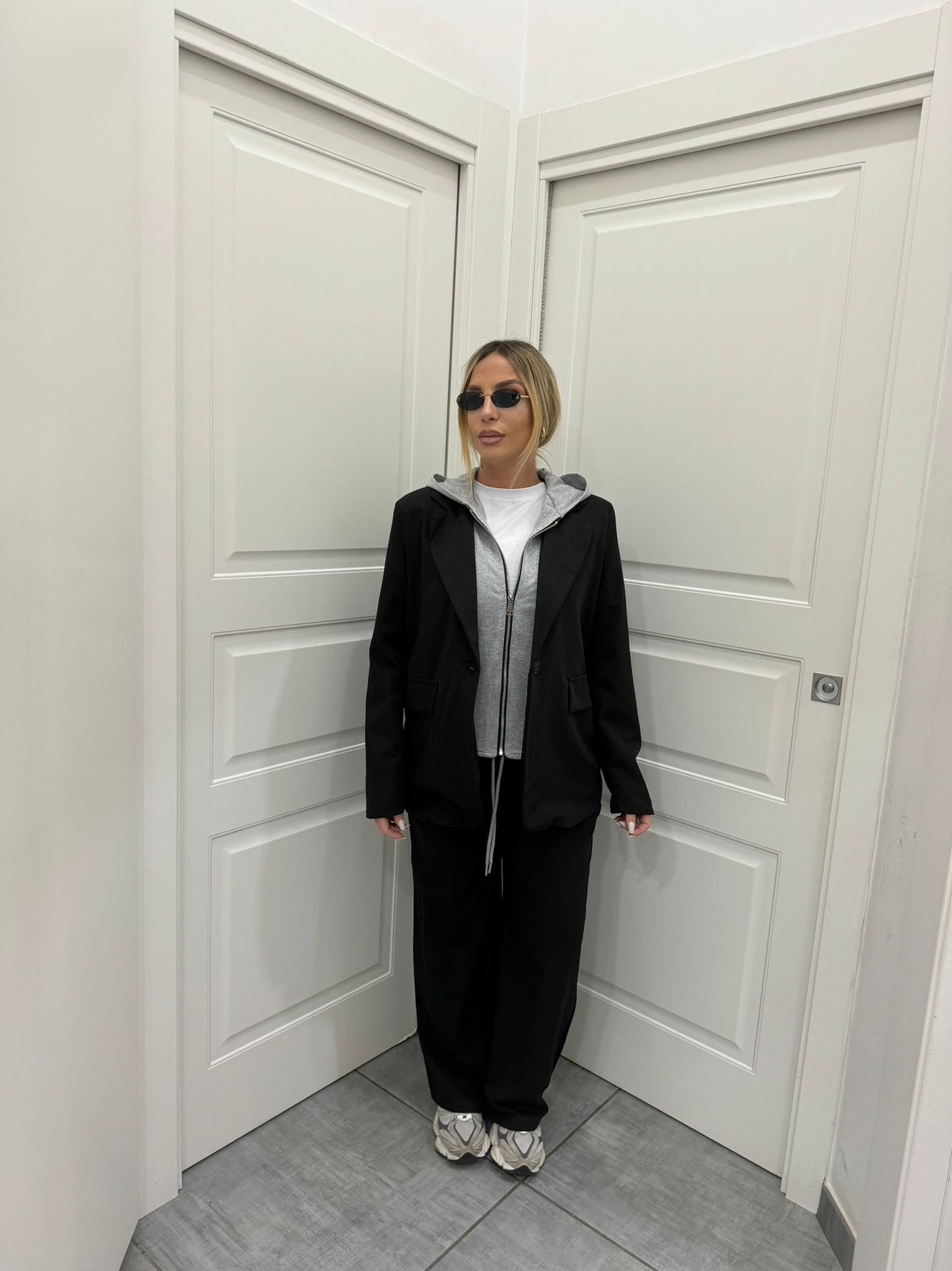 Tailleur sporty chic nero con felpa incorporata