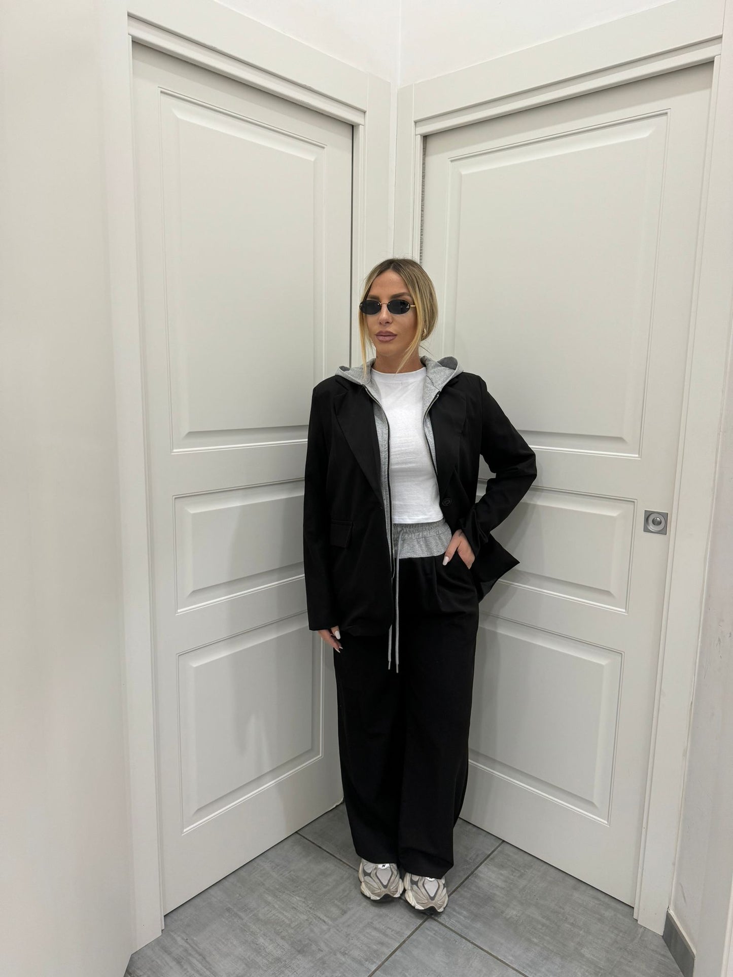 Tailleur sporty chic nero con felpa incorporata