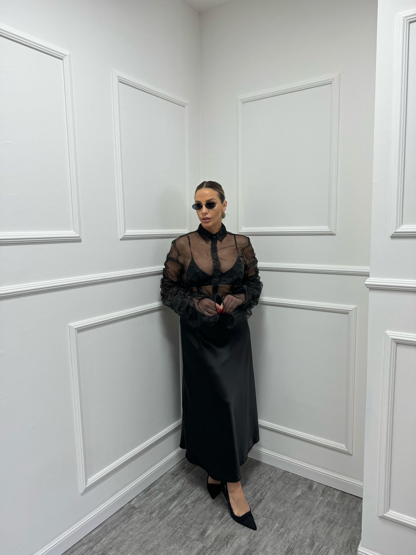Camicia velata nera arricciata sulla manica