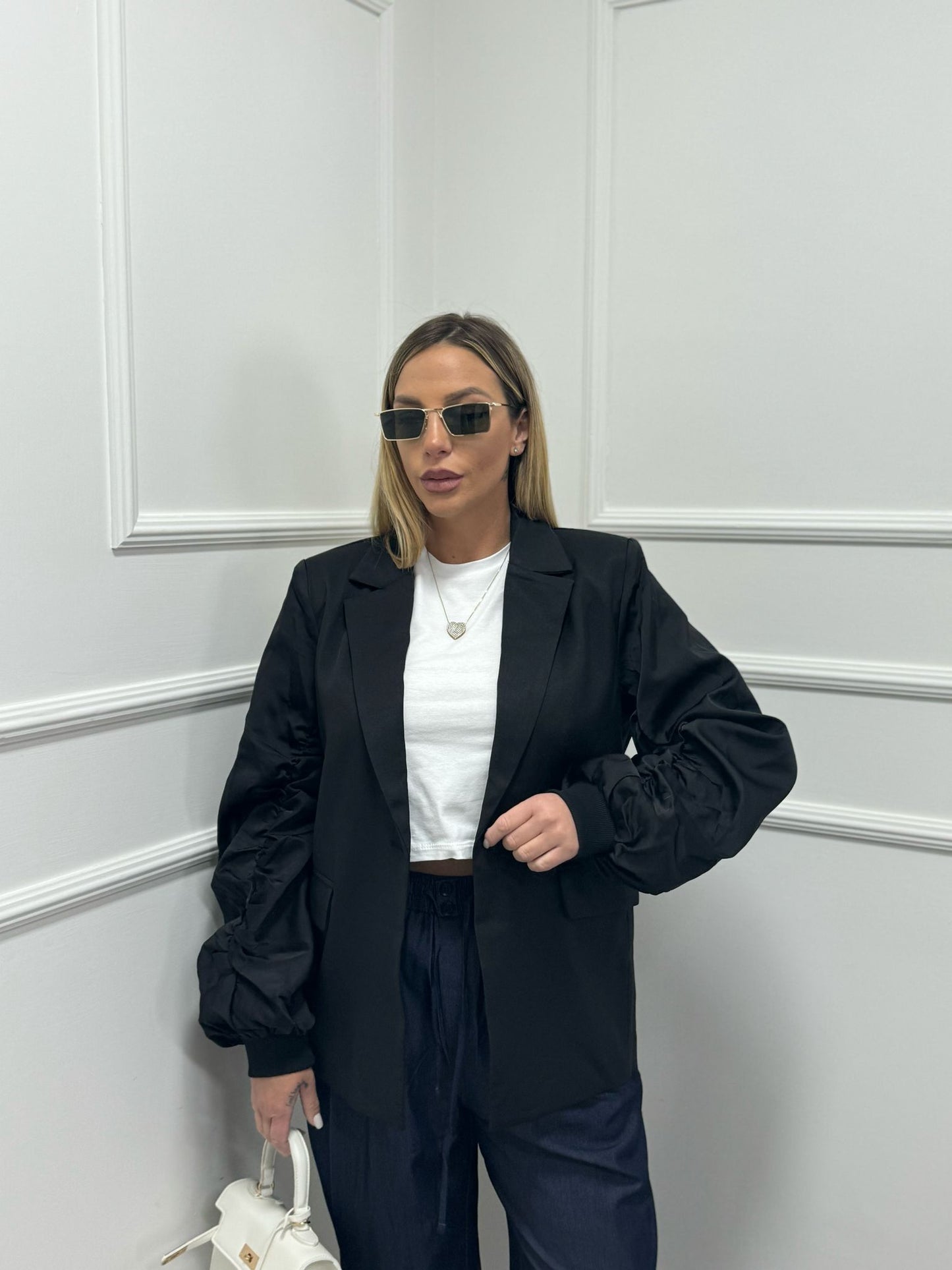Blazer manica arricciata in raso nero