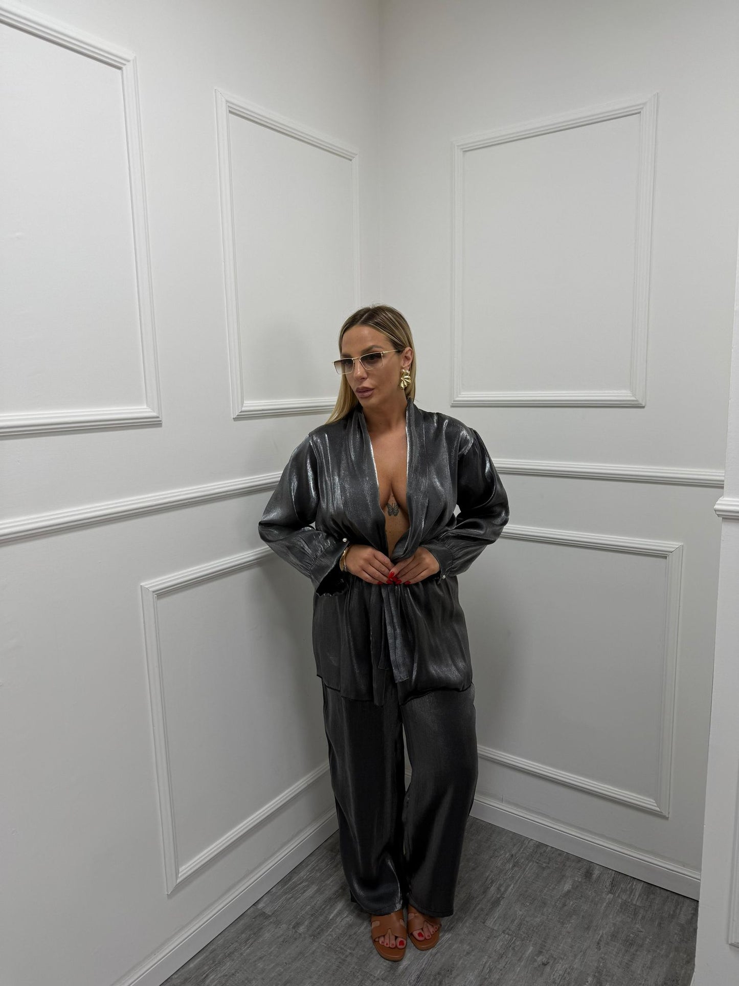 Tailleur satin grigio