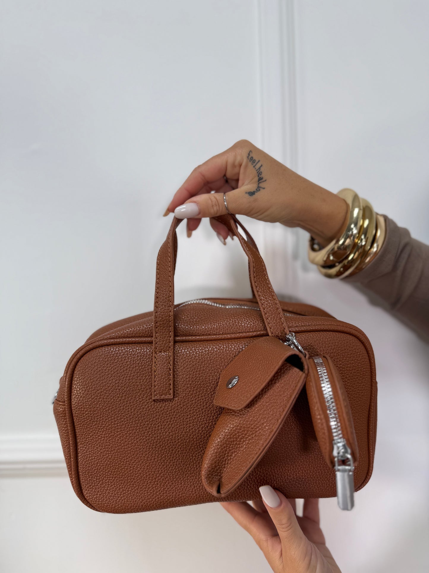 Borsa ecopelle martellata con charm cuoio