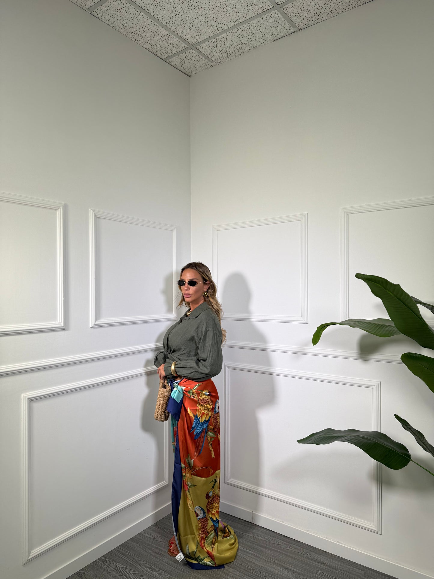 Gonna pareo in satin con pappagalli multicolour c805-54