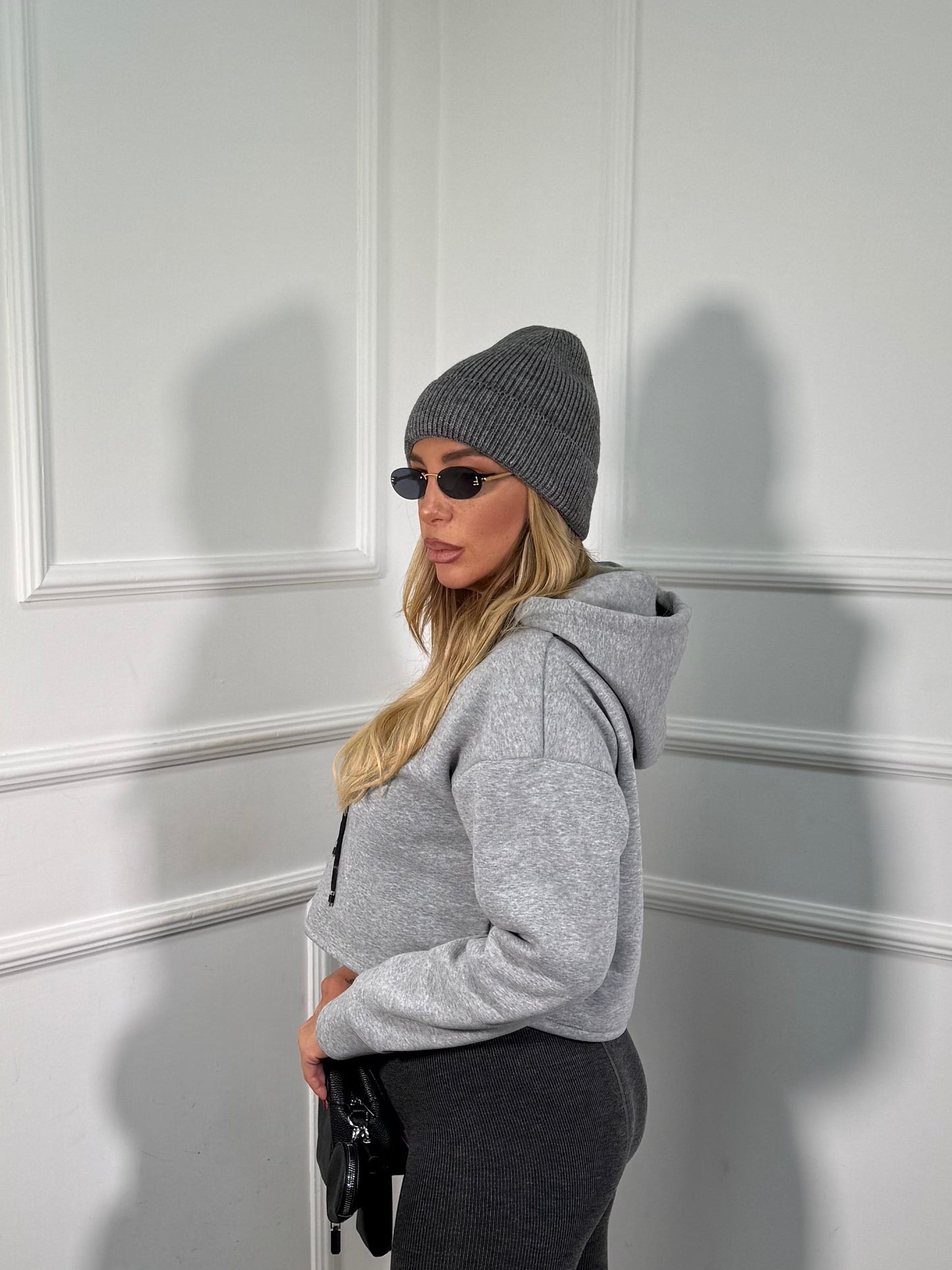 Felpa crop con cappuccio in pile grigia