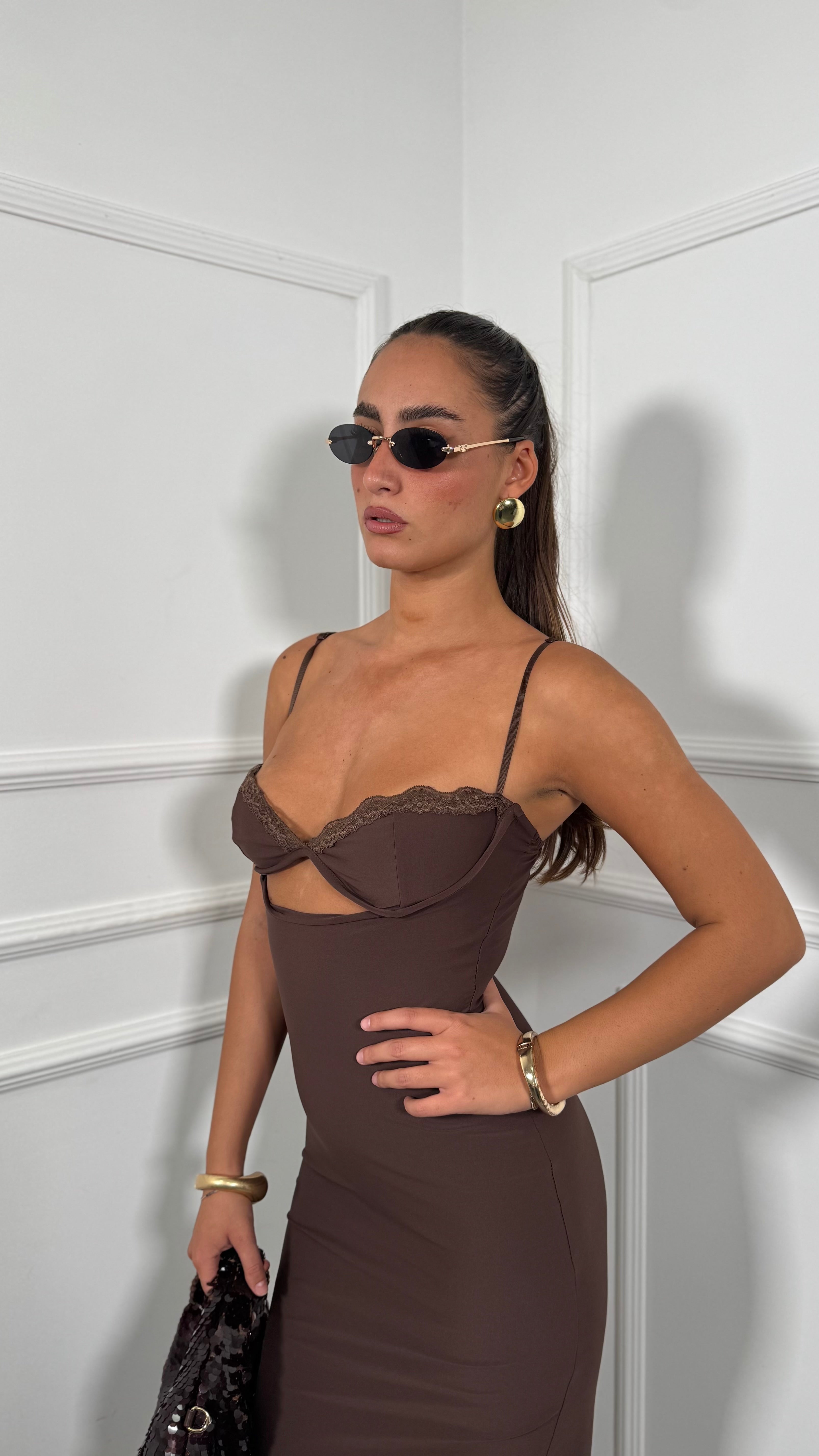 Abito midi in lycra cut out con dettaglio in pizzo Cecilia marrone 16811