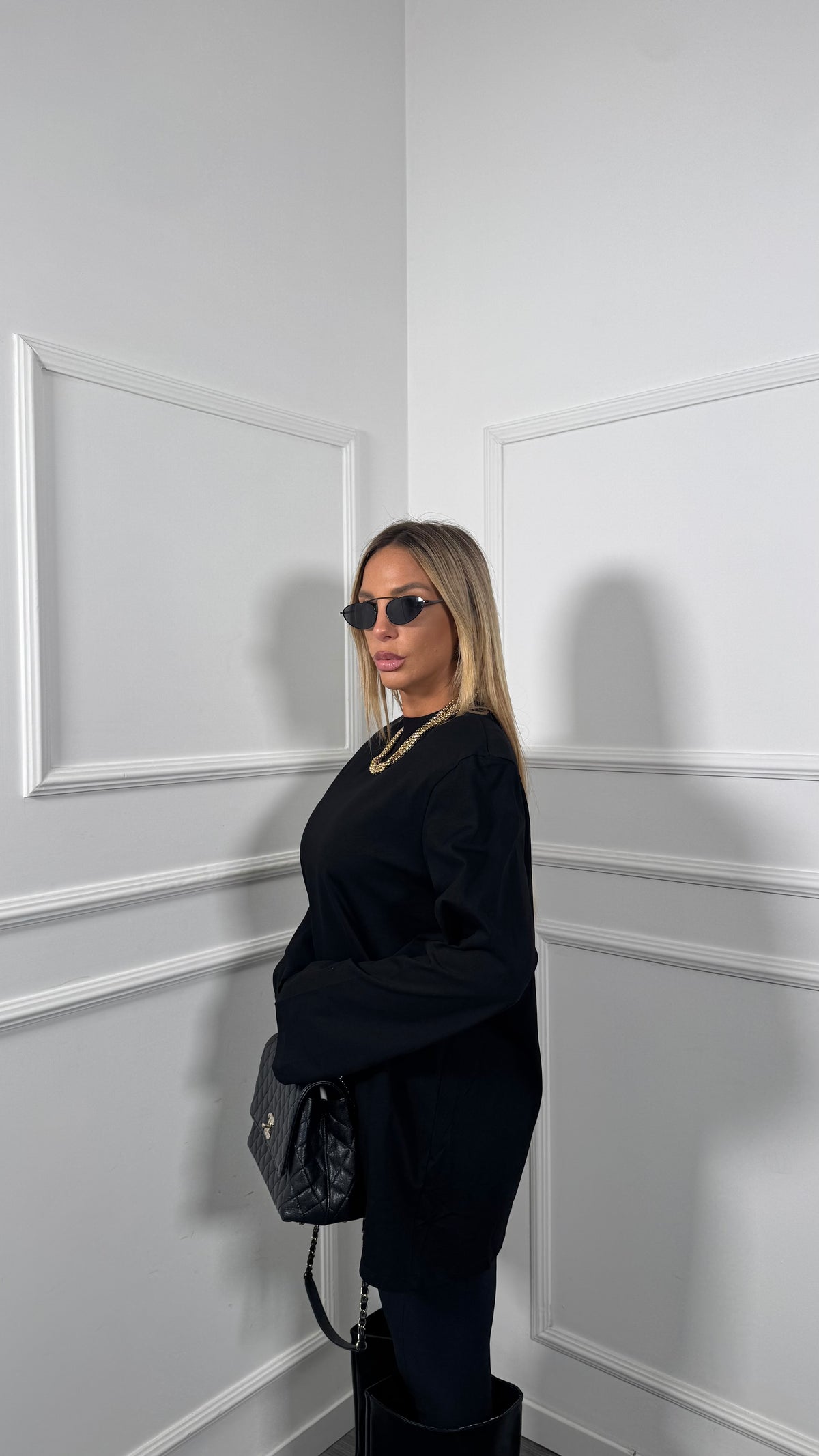 Maxi shirt oversize con spalline nera l2611