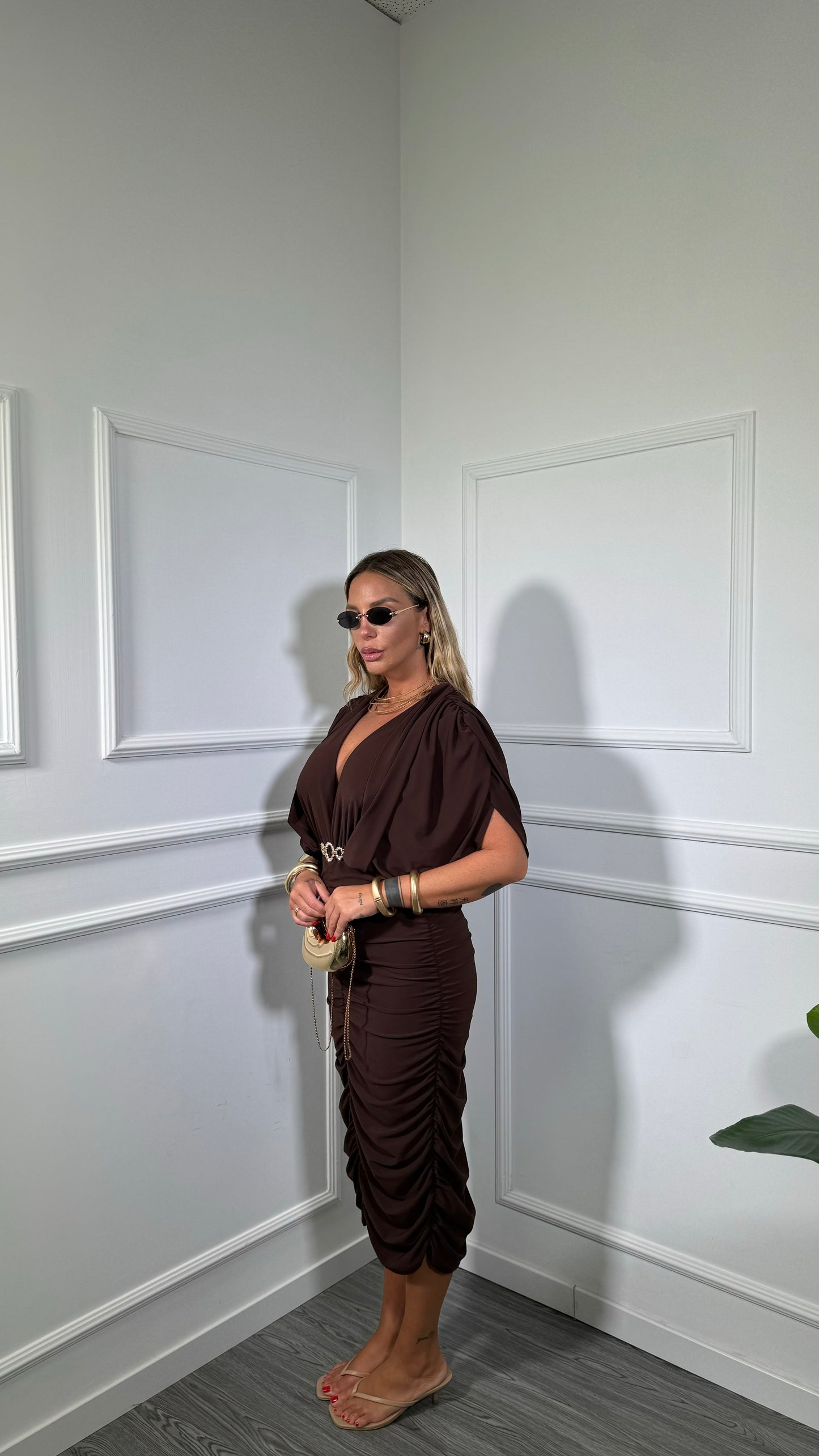Abito midi drappeggiato (curvy) cioccolato