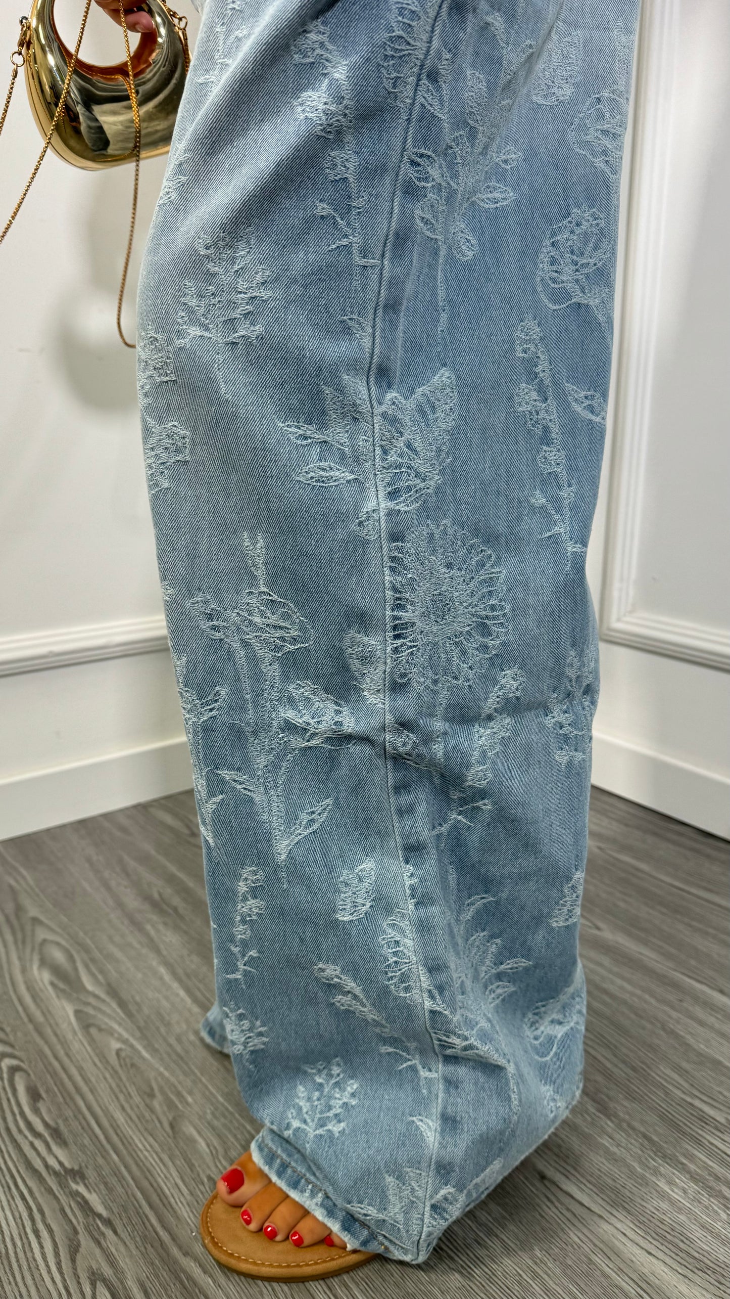Jeans palazzo con ricami lavaggio chiaro a3485
