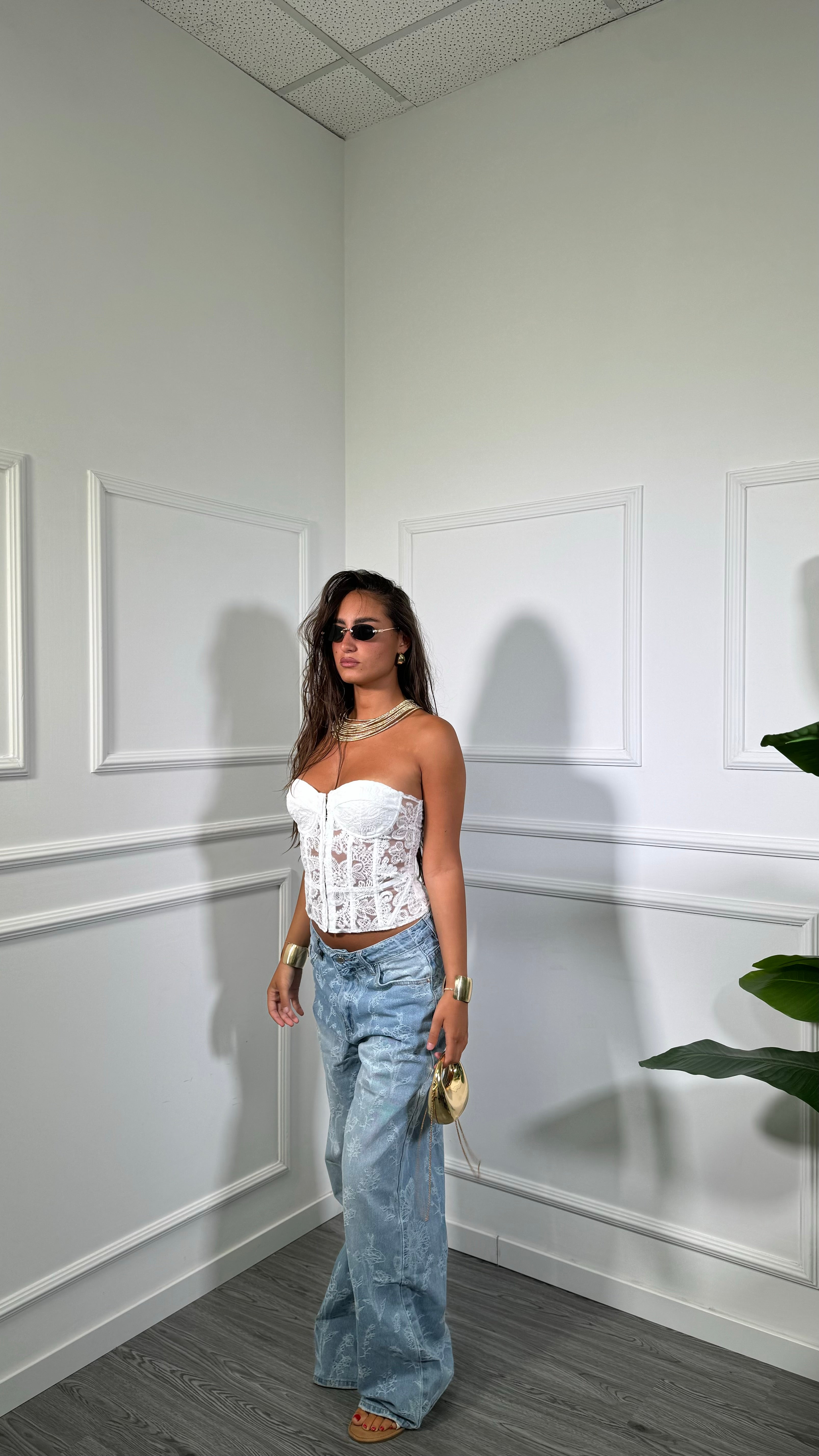 Jeans palazzo con ricami lavaggio chiaro a3485