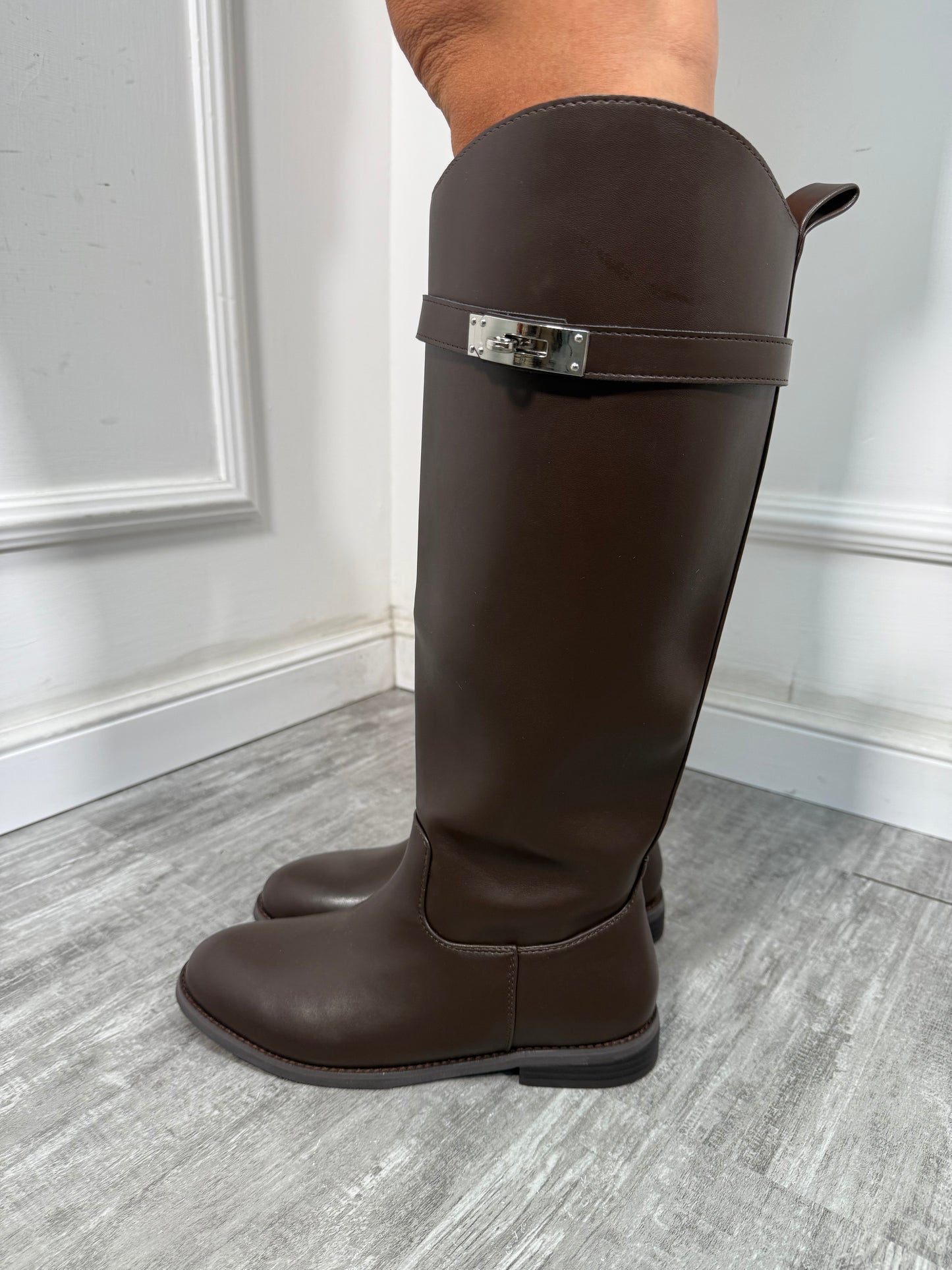 Stivali in ecopelle gambale alto con fibbia cioccolato LA026