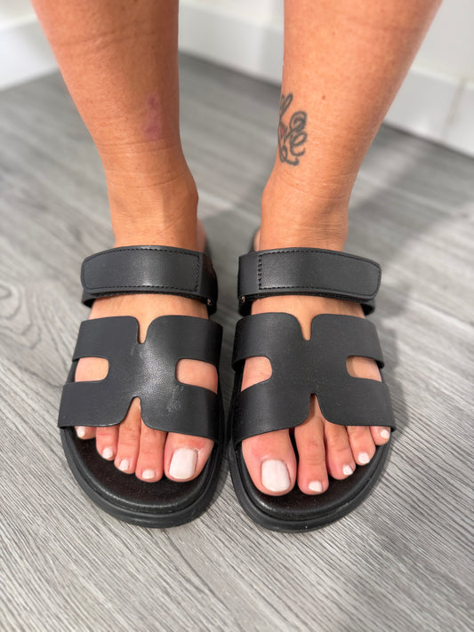 Ciabatta ecopelle con strappo nero c0957