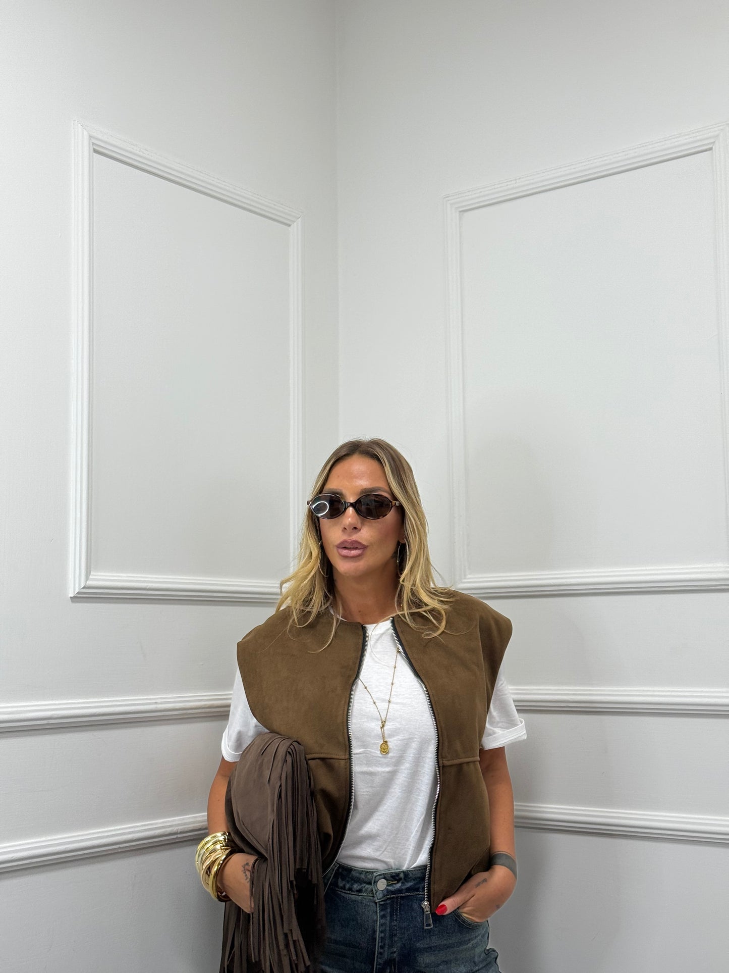 Gilet eco camoscio con zip marrone 2835