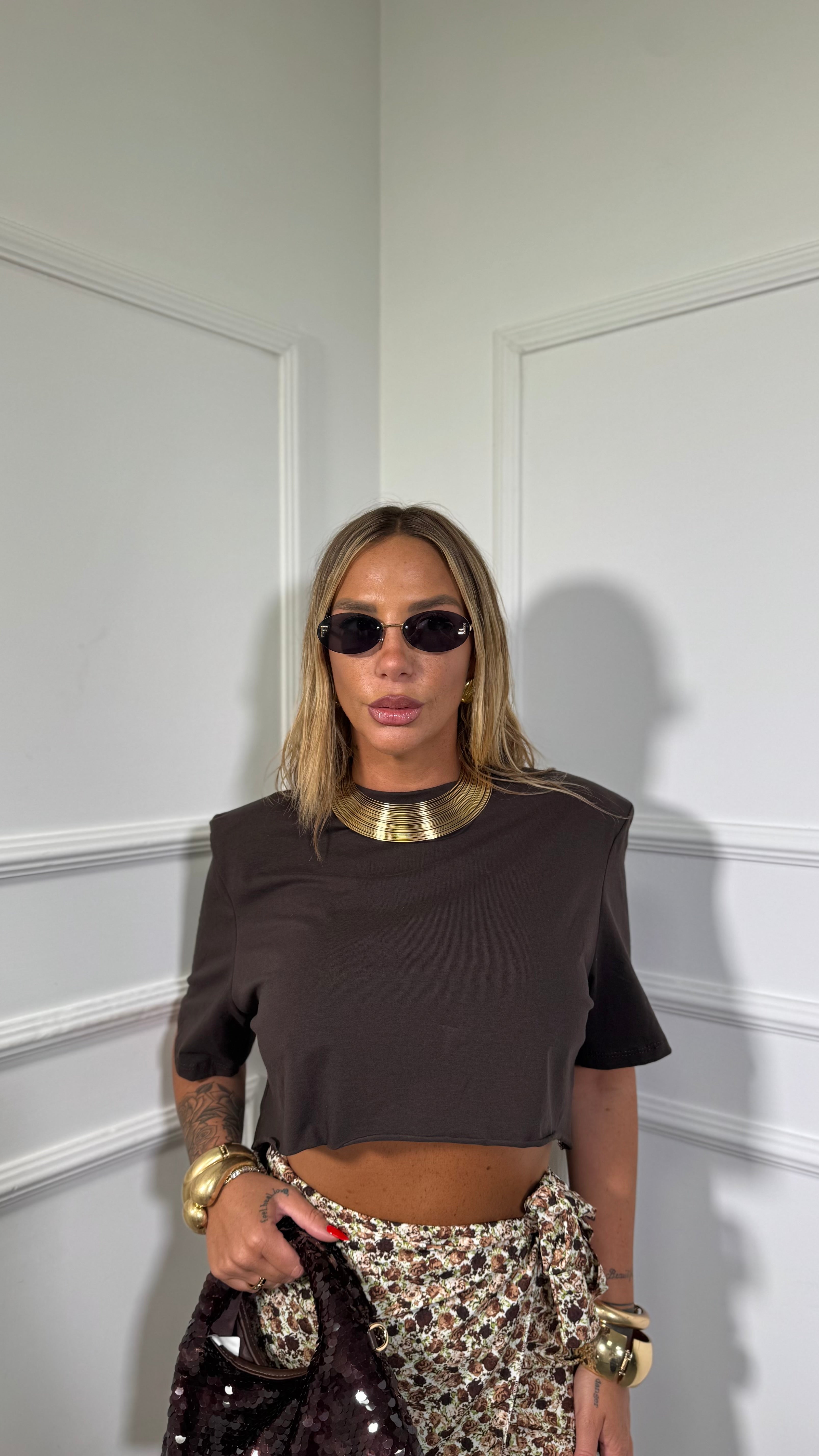 T-shirt crop in cotone con spalline Amelyn cioccolato