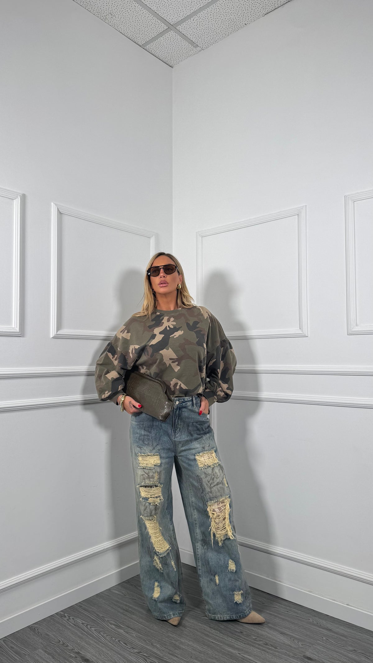Jeans palazzo con rotture in pizzo effetto sabbiato z2752