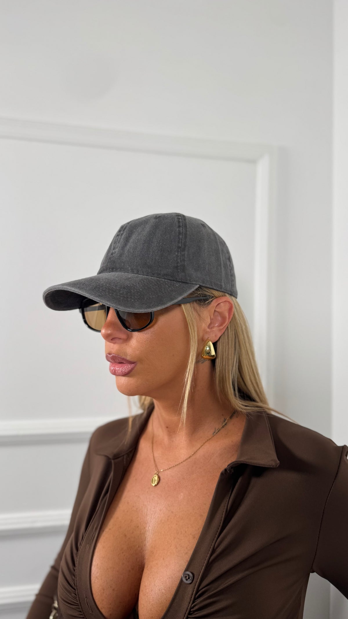 Cappello con visiera grigio fumo