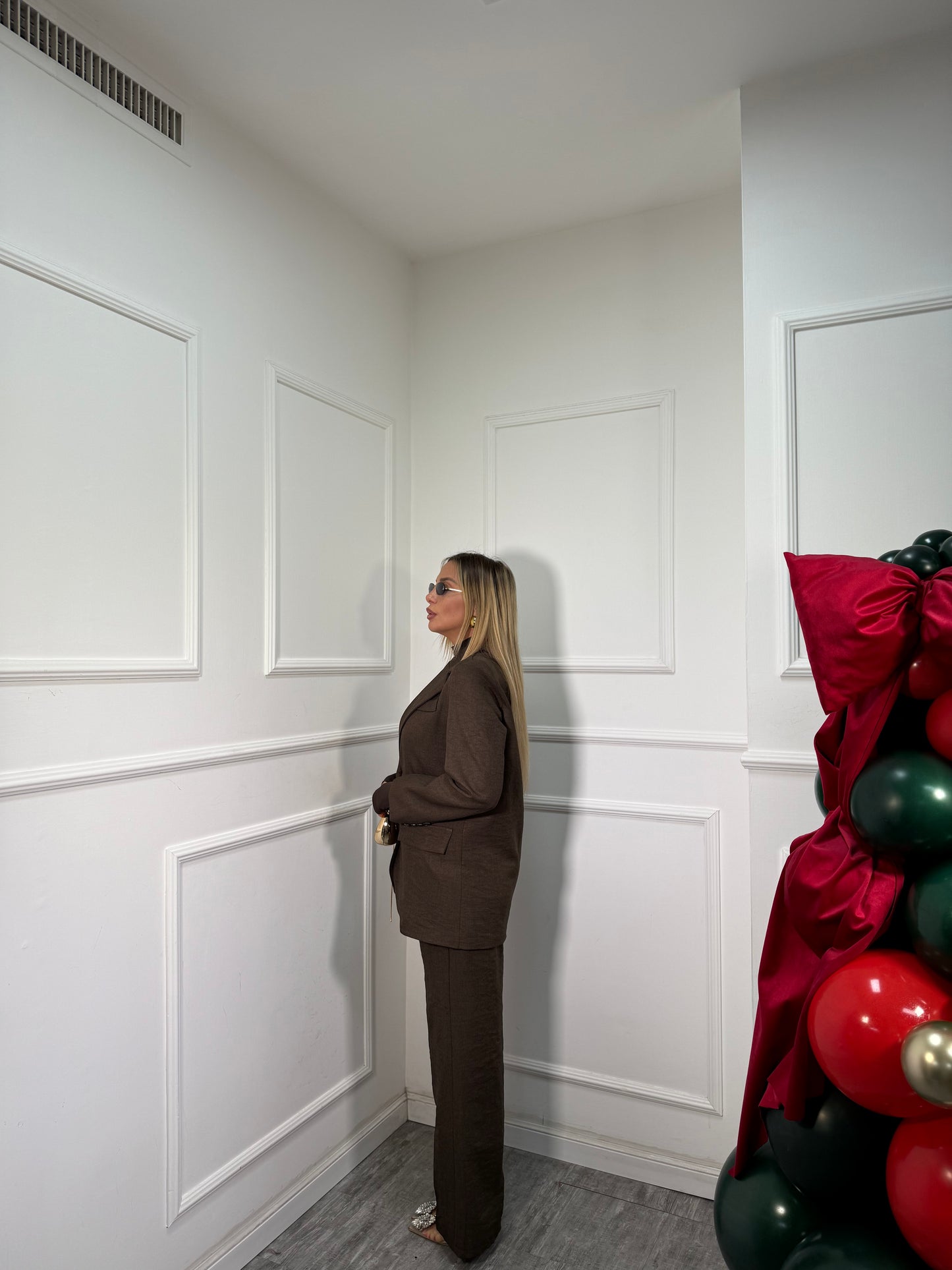 Tailleur con spalline Kendra cacao m10114