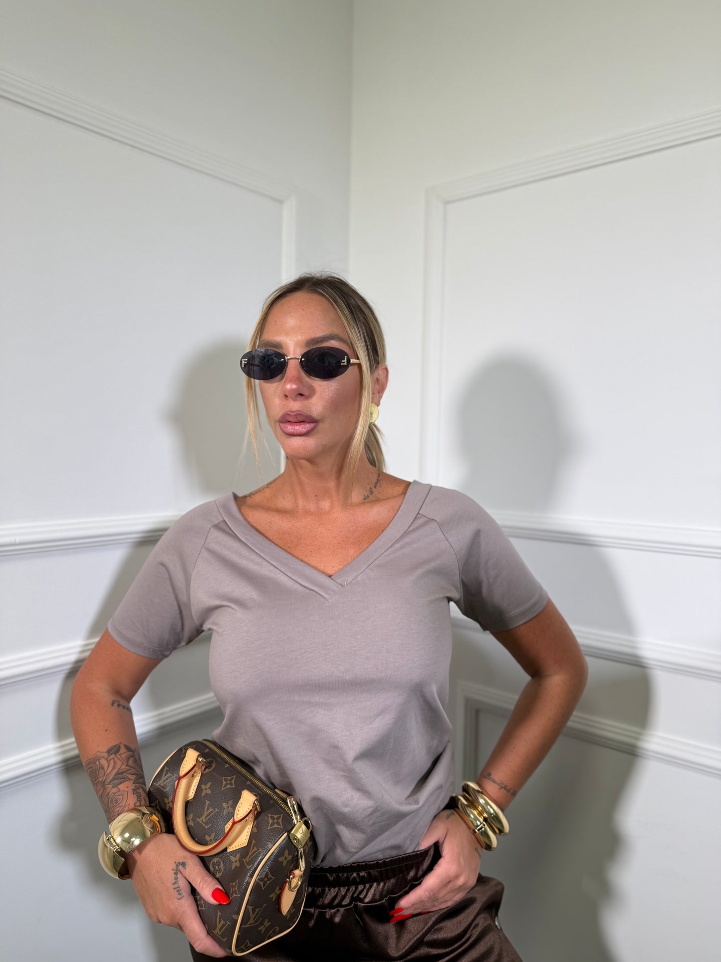 T-shirt in cotone scollo a V (vari colori)