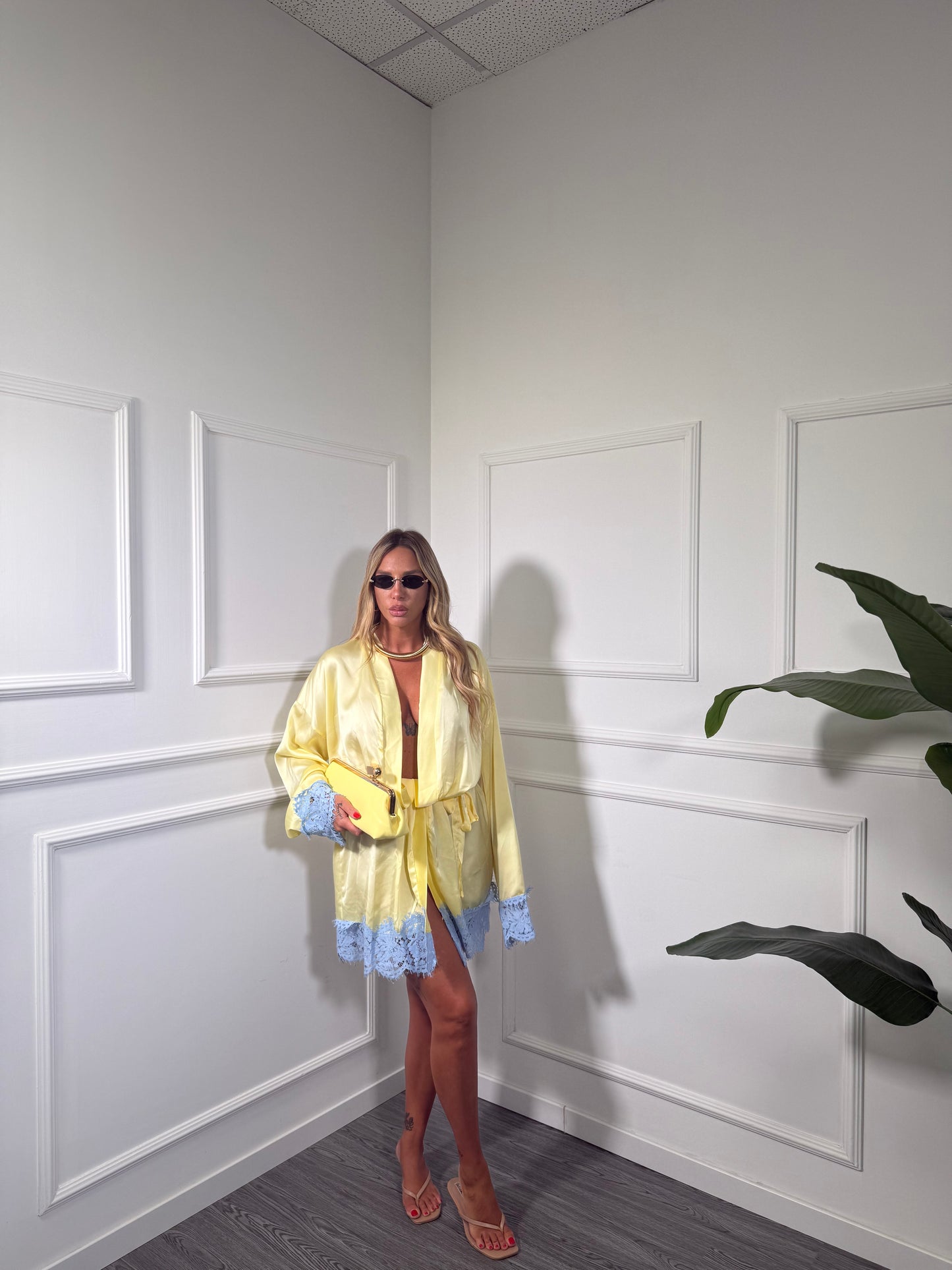 Kimono in satin e pizzo Kesya giallo