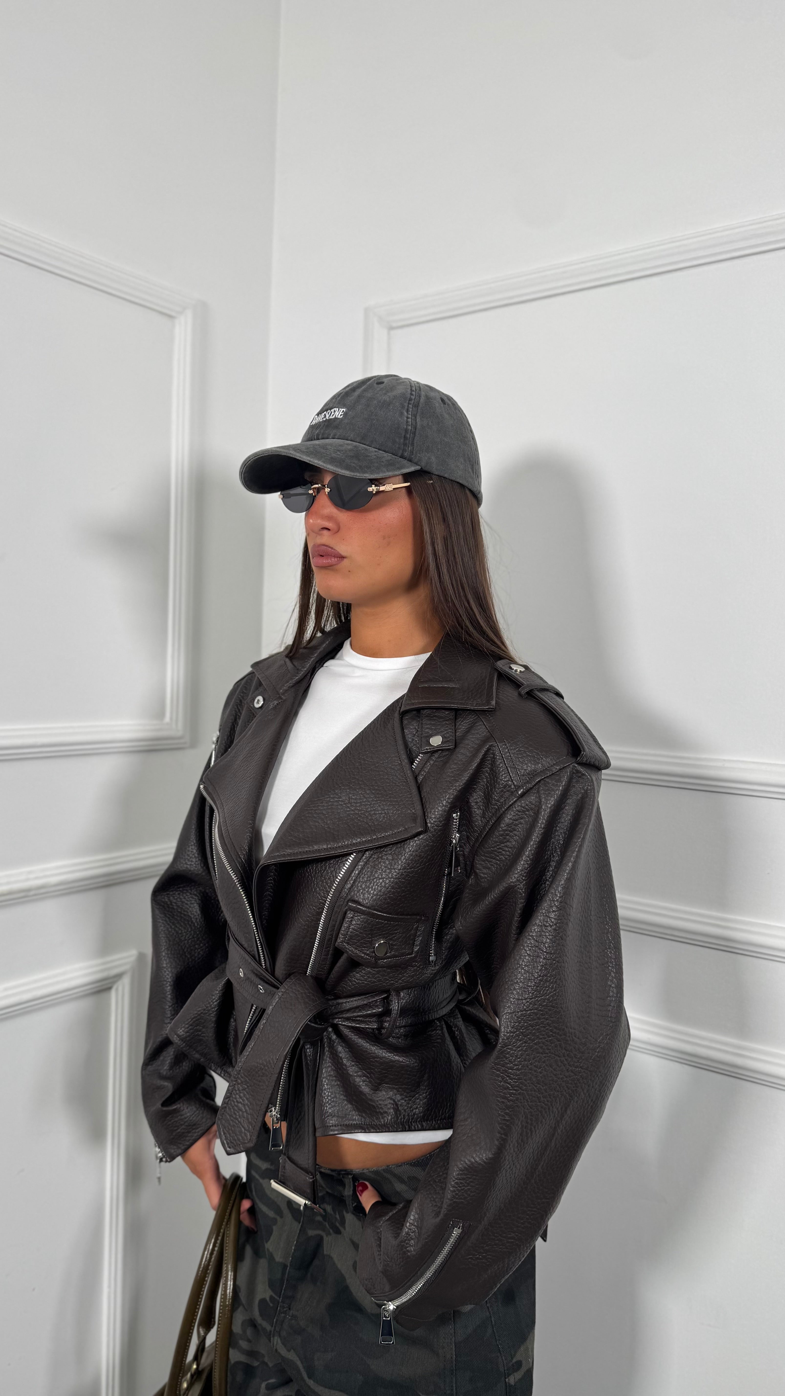 Biker ecopelle strutturato con spalline Sinclar testa di moro k6662