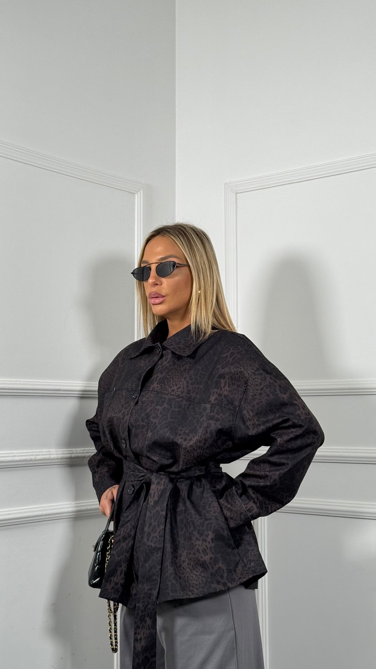 Trench con fusciacca e tasconi Curvy maculato 260863