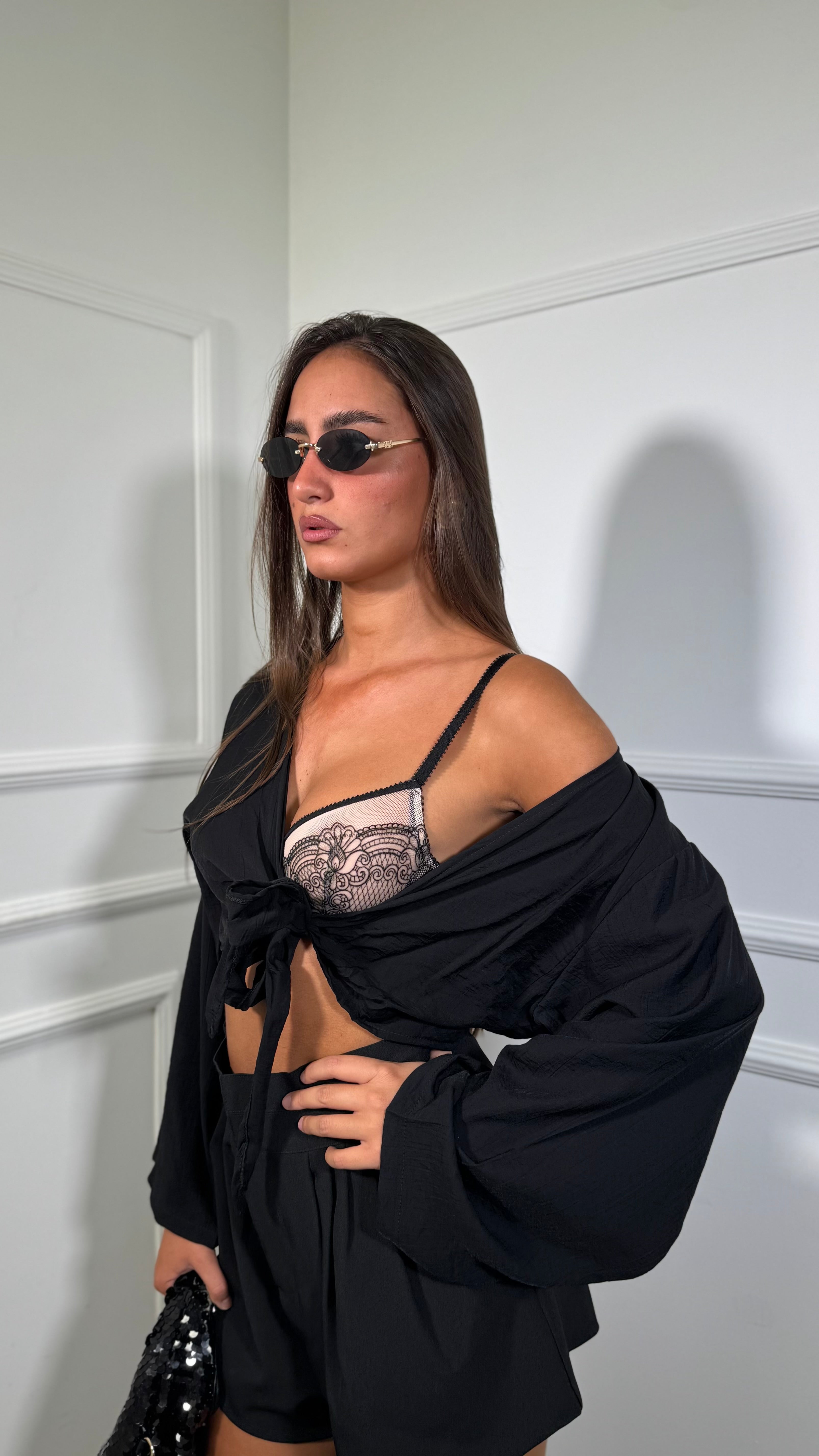 Blusa Crop con fiocco manica campana nera