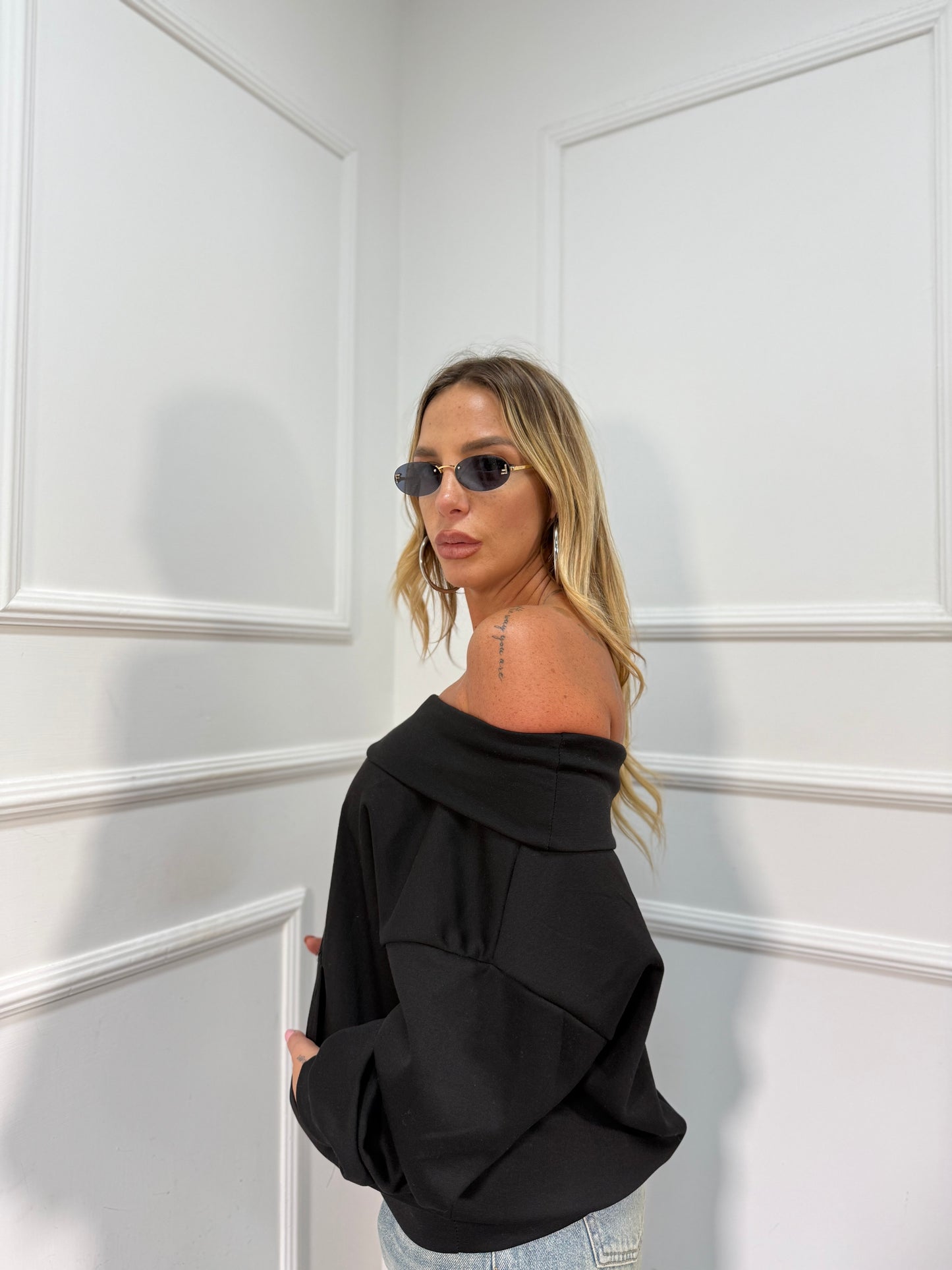 Felpa scollo a barca nera 97037