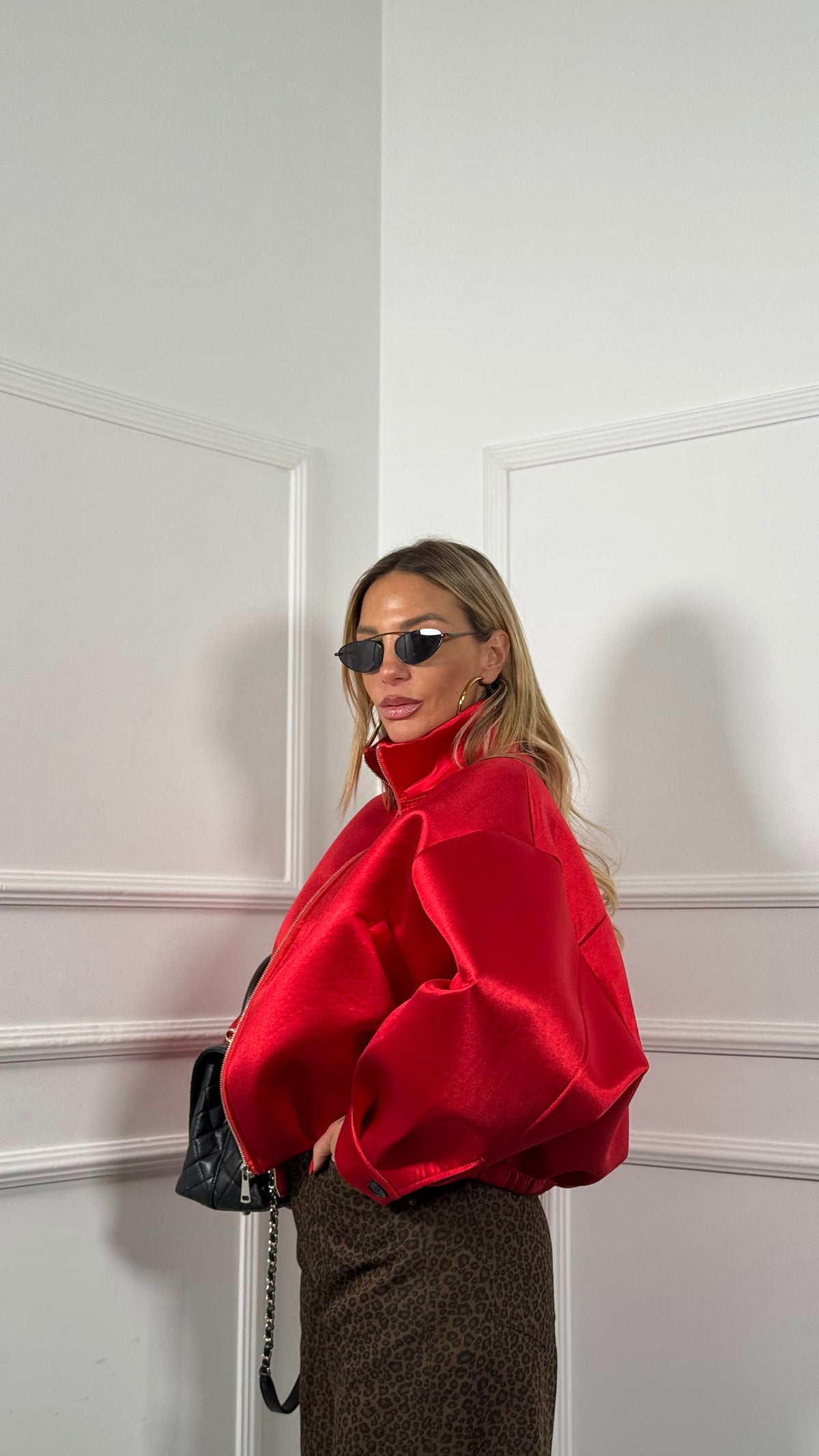 Bomber strutturato in satin Virgin rosso