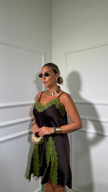 Abito corto in satin con pizzo cioccolato (Curvy) 1587
