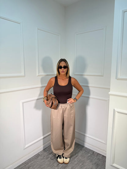 Pantaloni con coulisse sul fondo Low-Cost cappuccino 22022