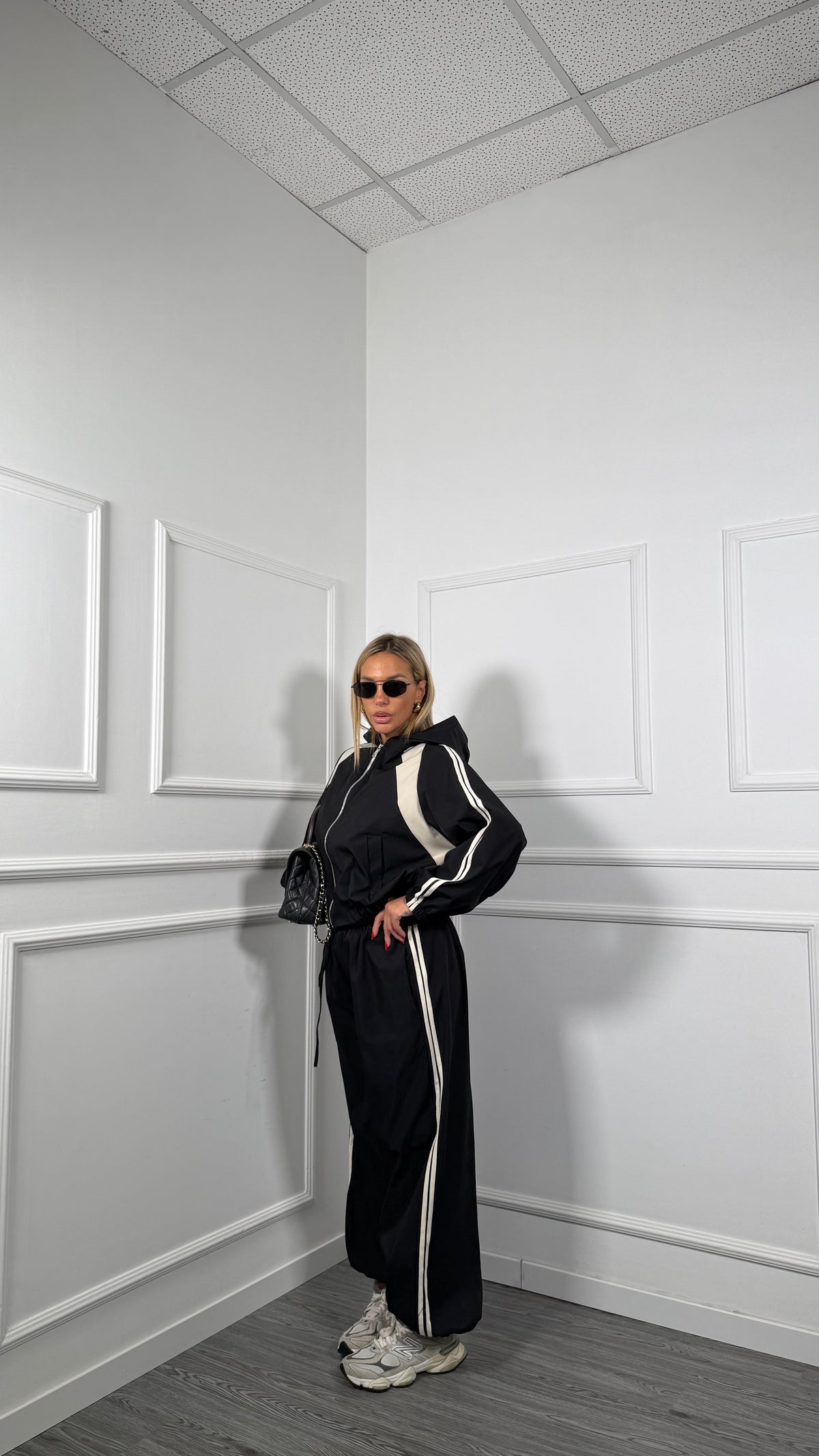Coordinato tuta neoprene bande laterali Tamberry nero 31128