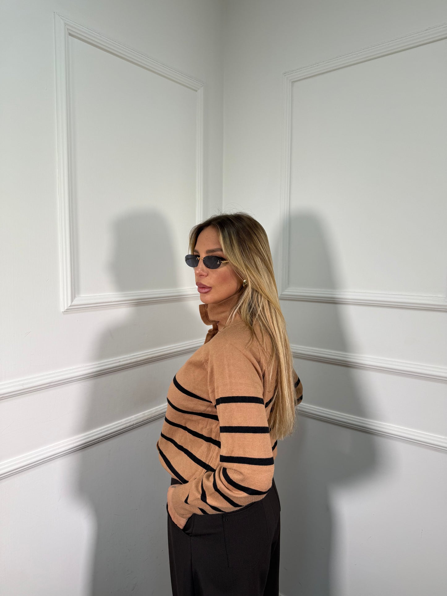 Maglioncino collo alto con bottoncini oro camel 1038