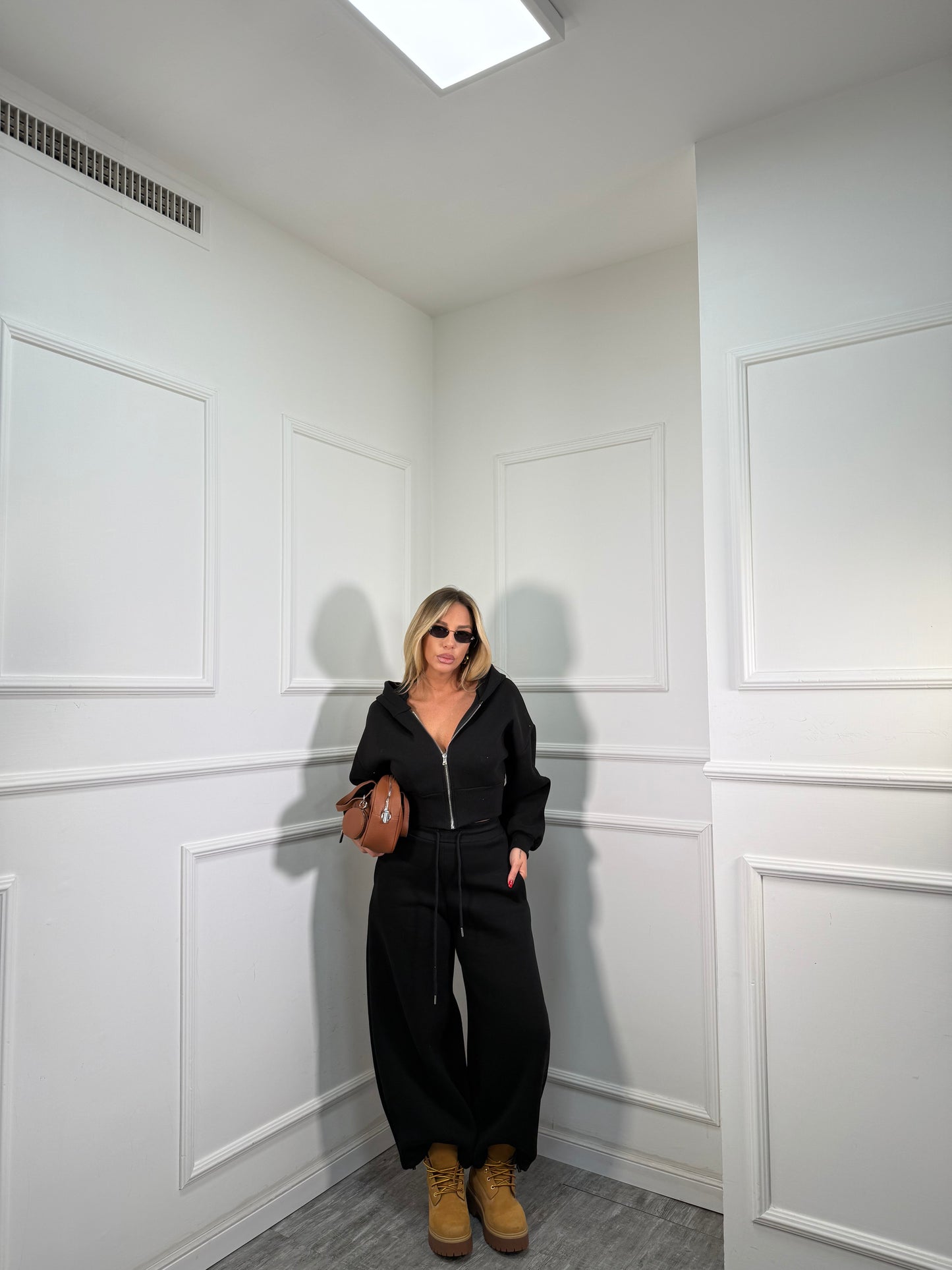 Coordinato in tuta con felpa crop Jeremy nero 97065