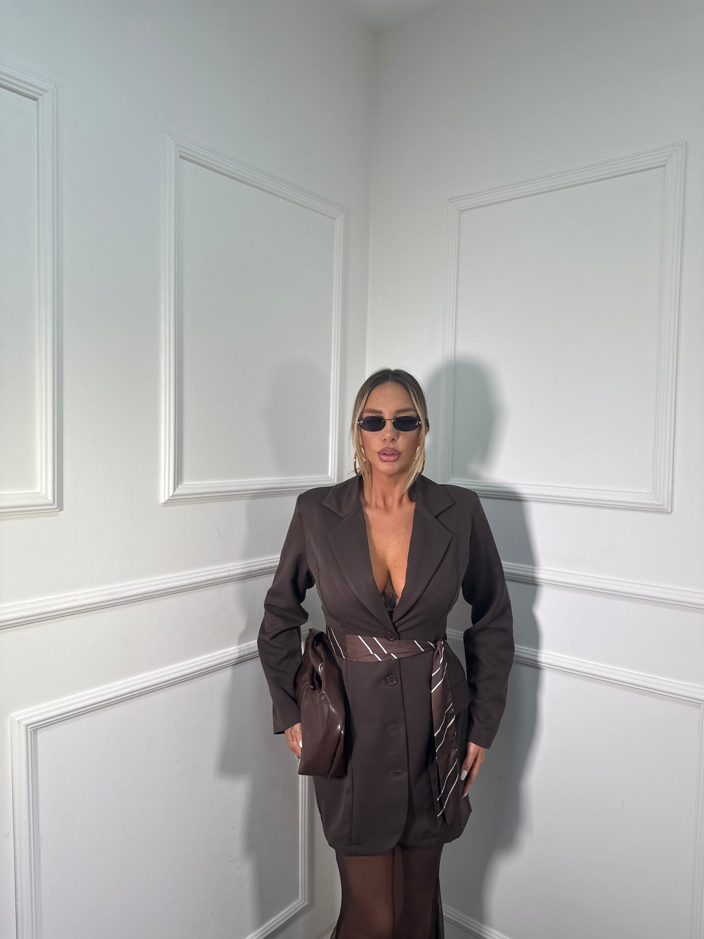 Abito giacca con spalline cioccolato 43243