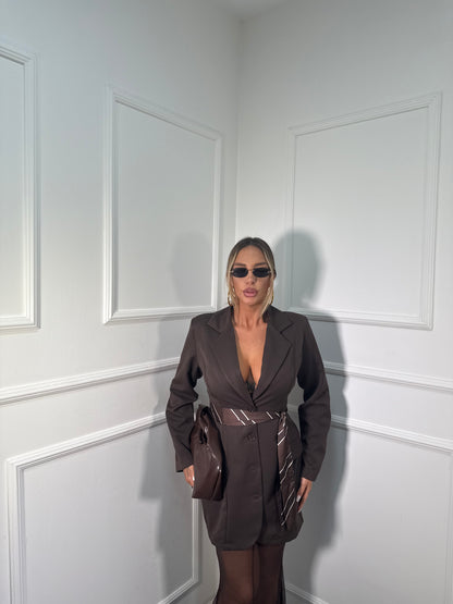 Abito giacca con spalline cioccolato 43243