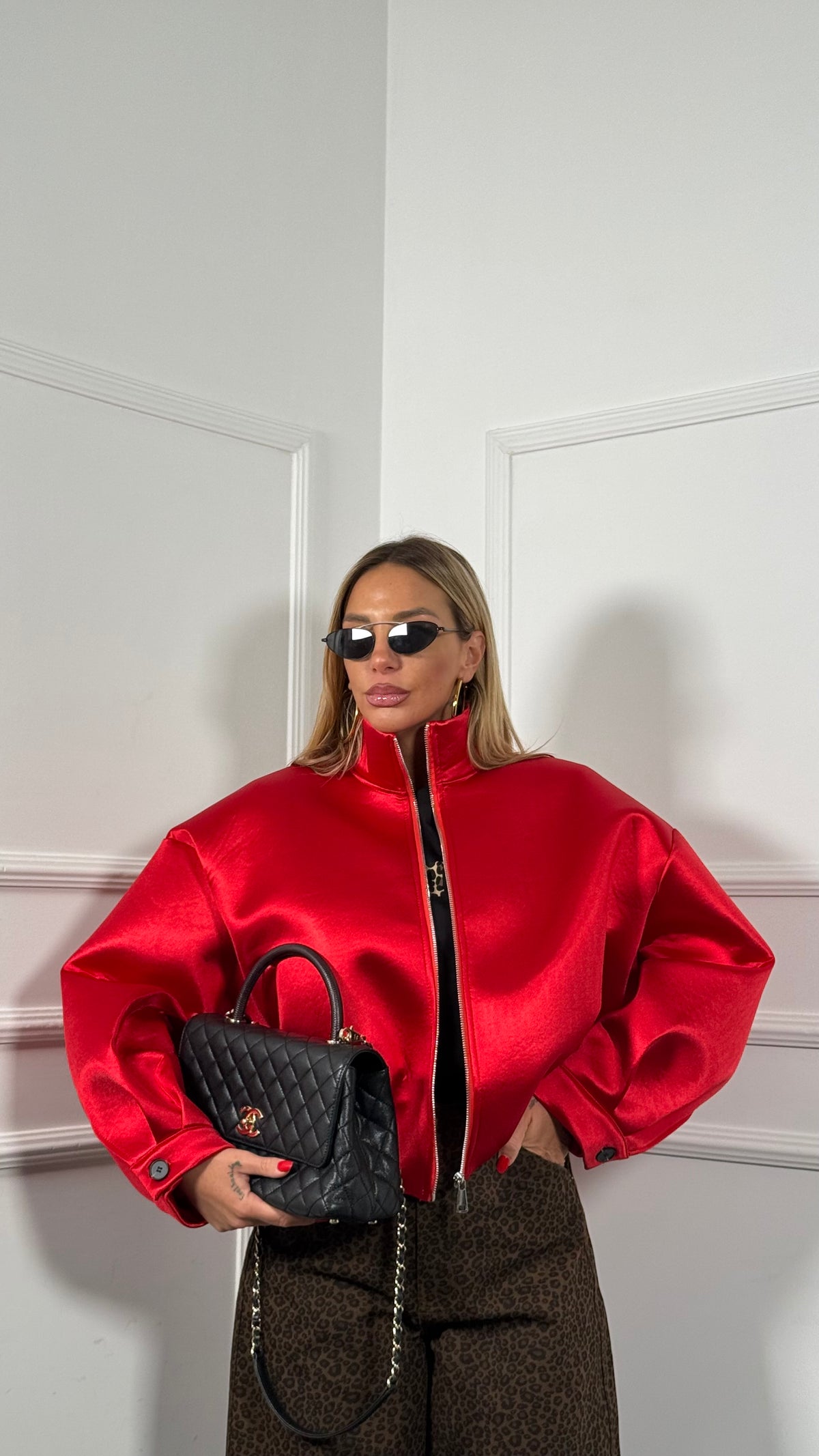 Bomber strutturato in satin Virgin rosso