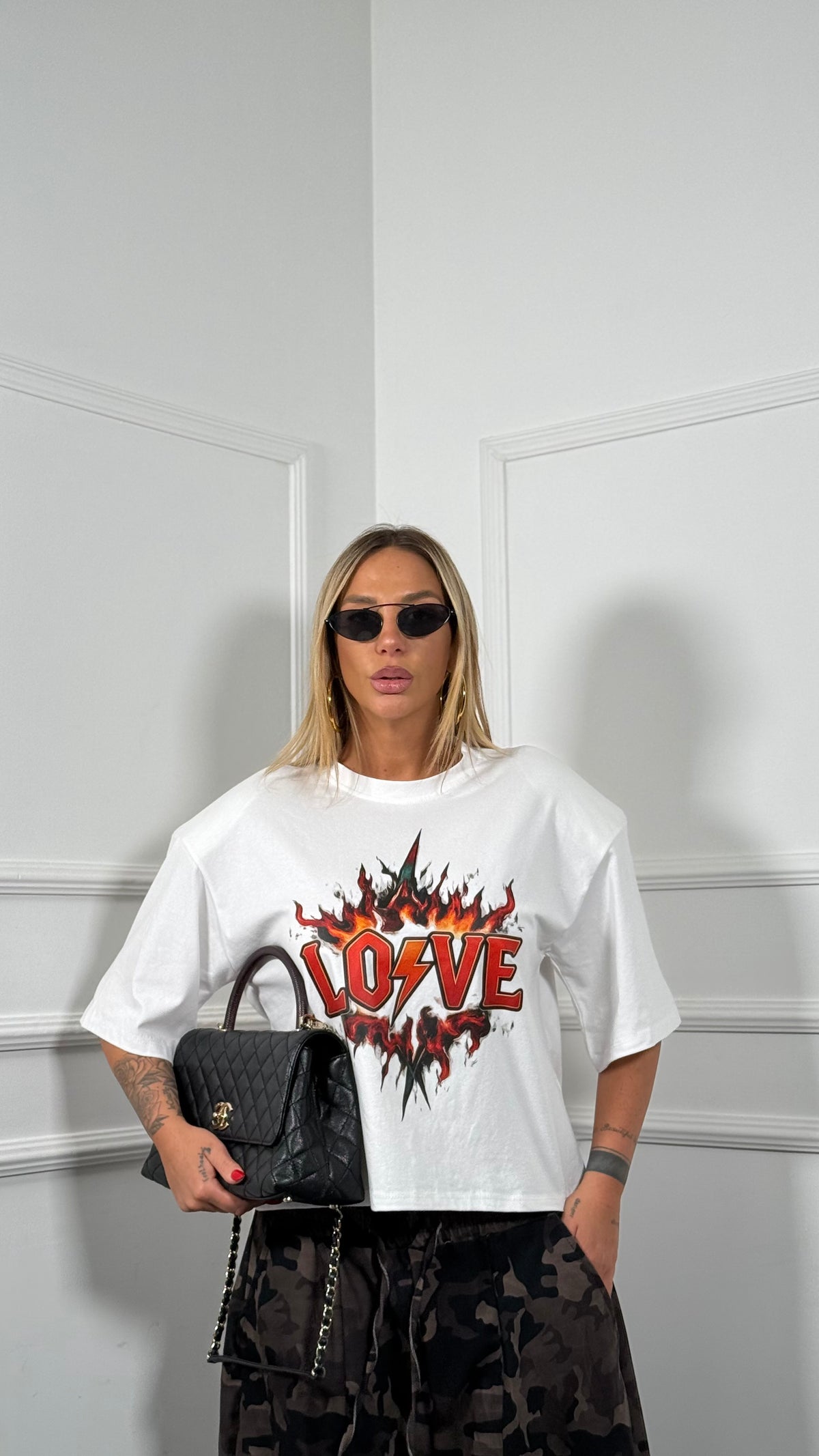 T-shirt crop con spalline Love bianca  22846