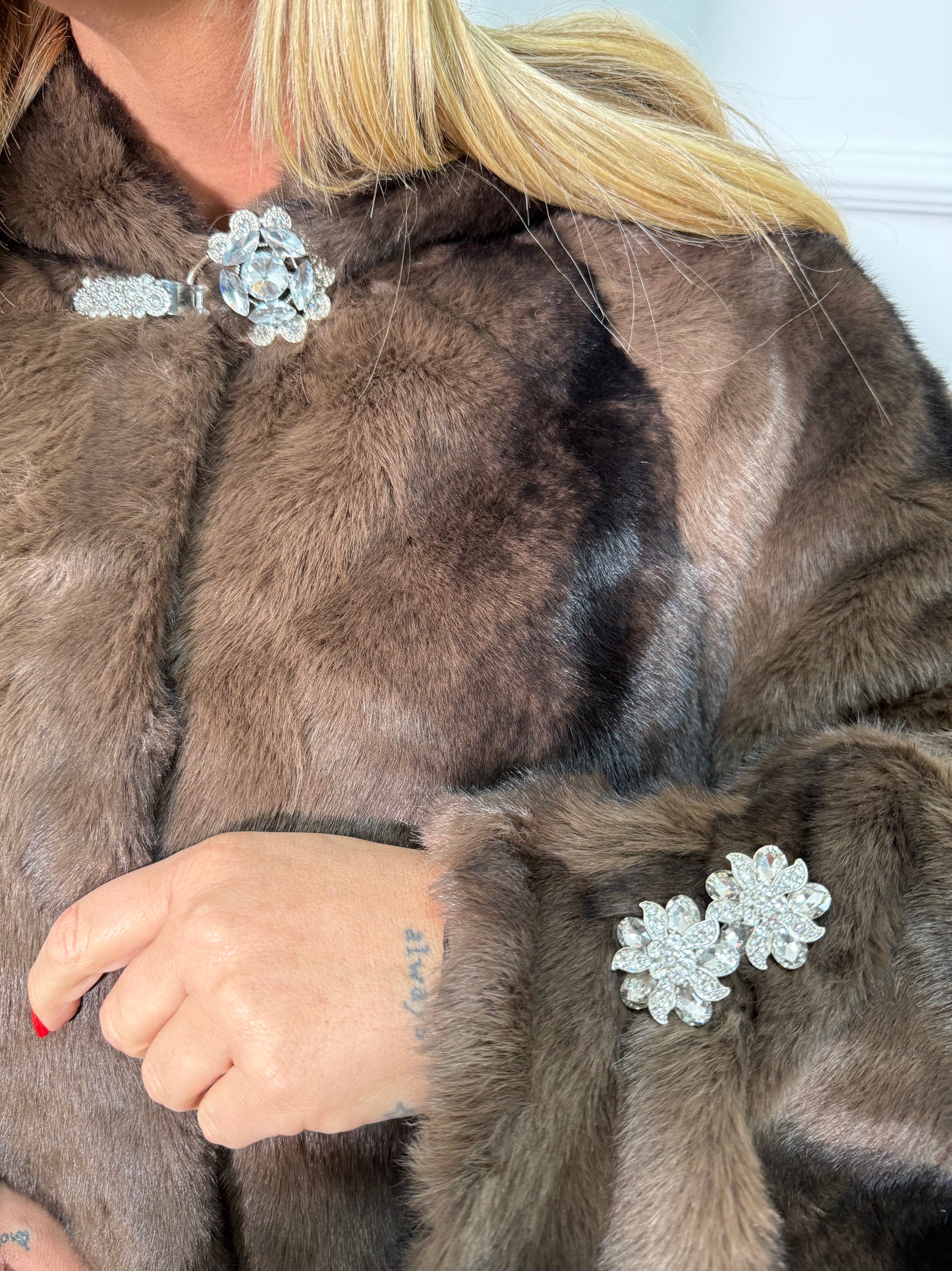 Ecofur con cappuccio e swarovsky Arya cioccolato 5504