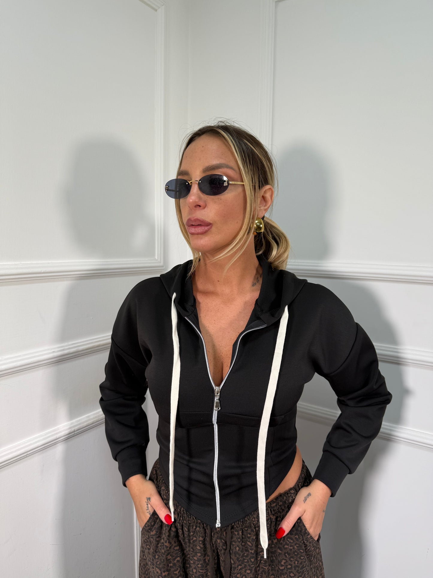 Felpa bustino con zip e cappuccio nera