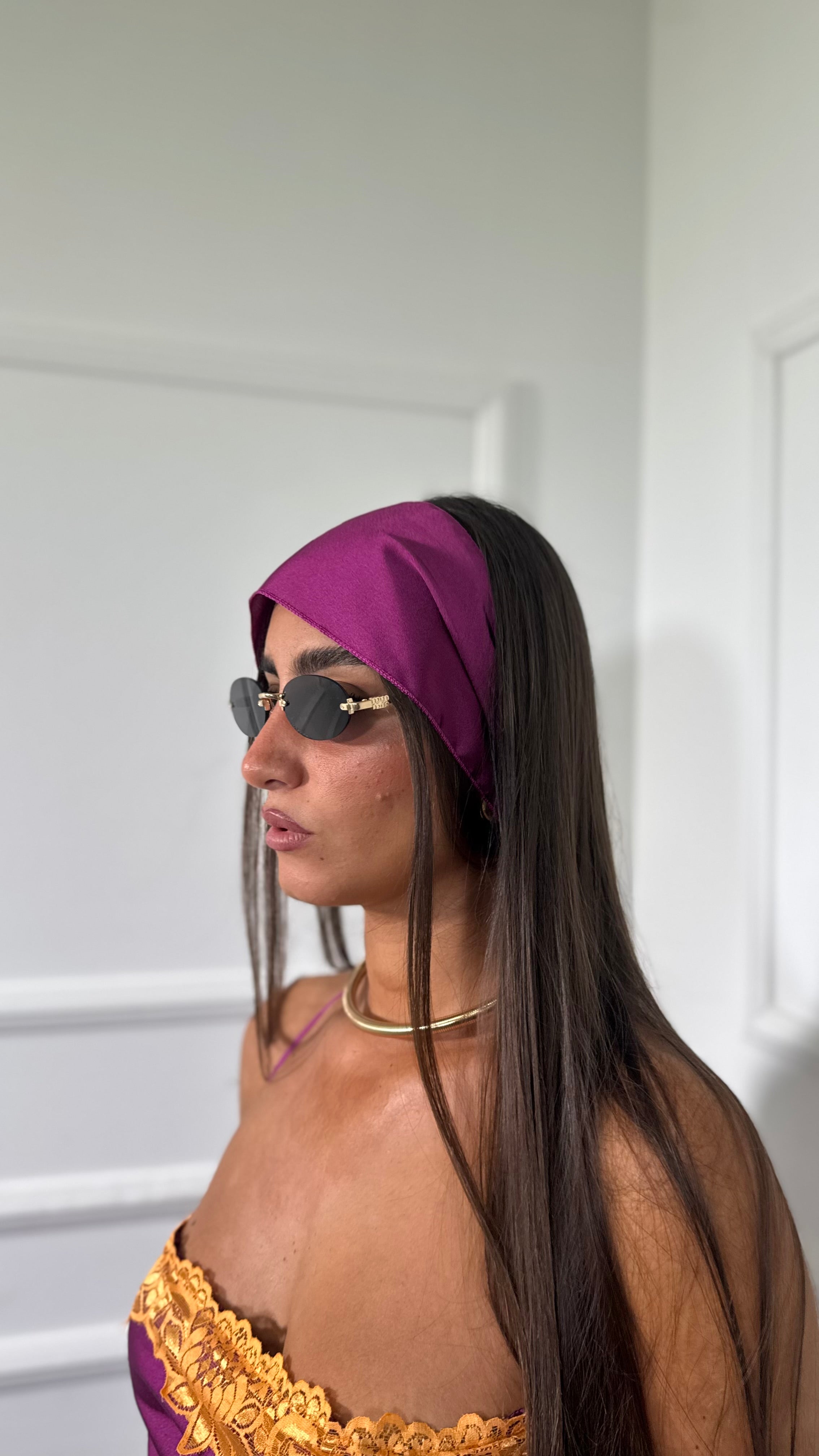 Abito lungo in satin asimmetrico con pizzo Soraya magenta  60612