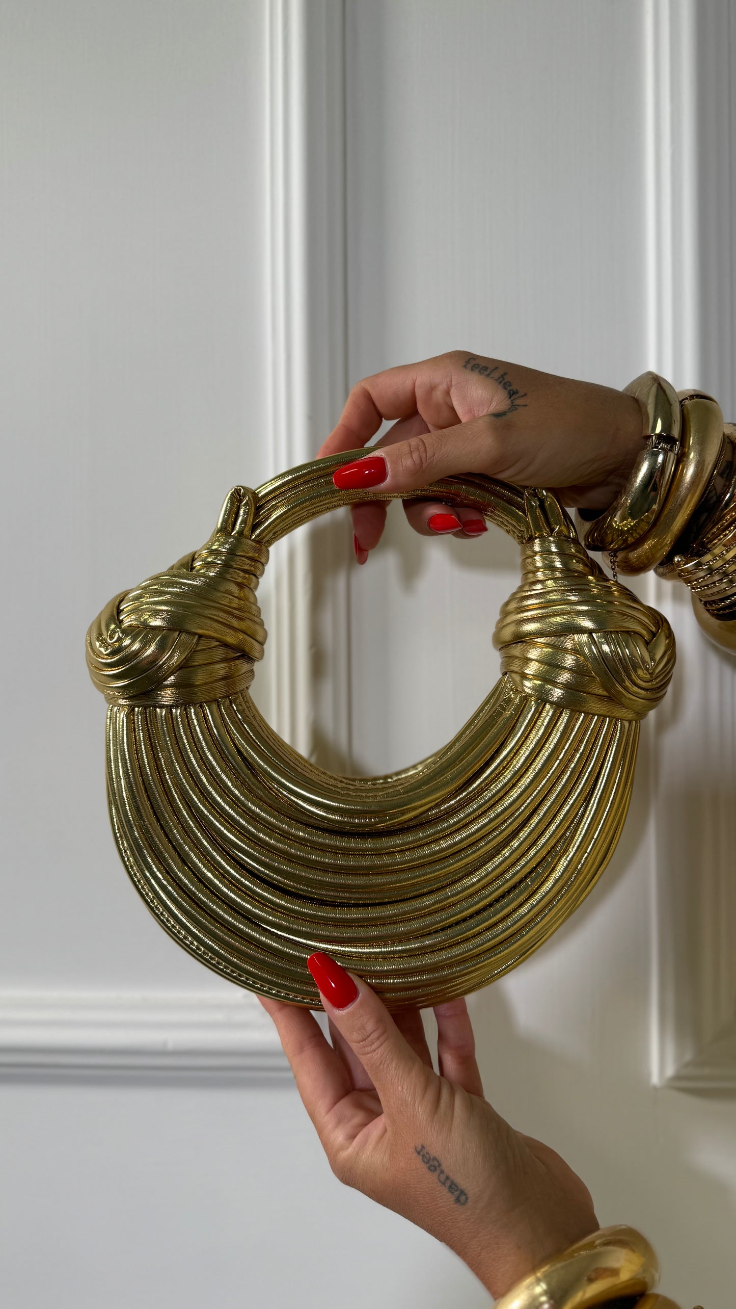 Borsa in caucciù con tracolla oro