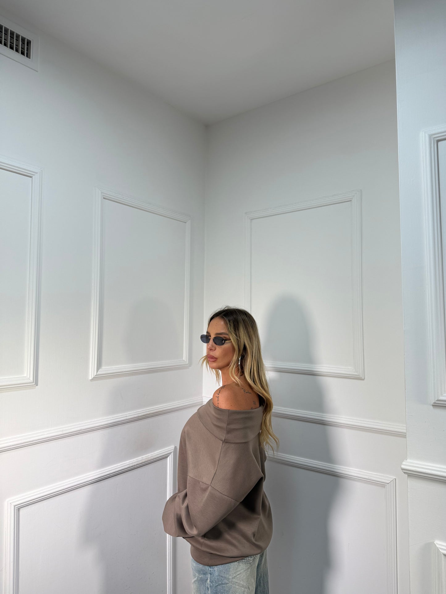 Felpa scollo a barca taupe 97037