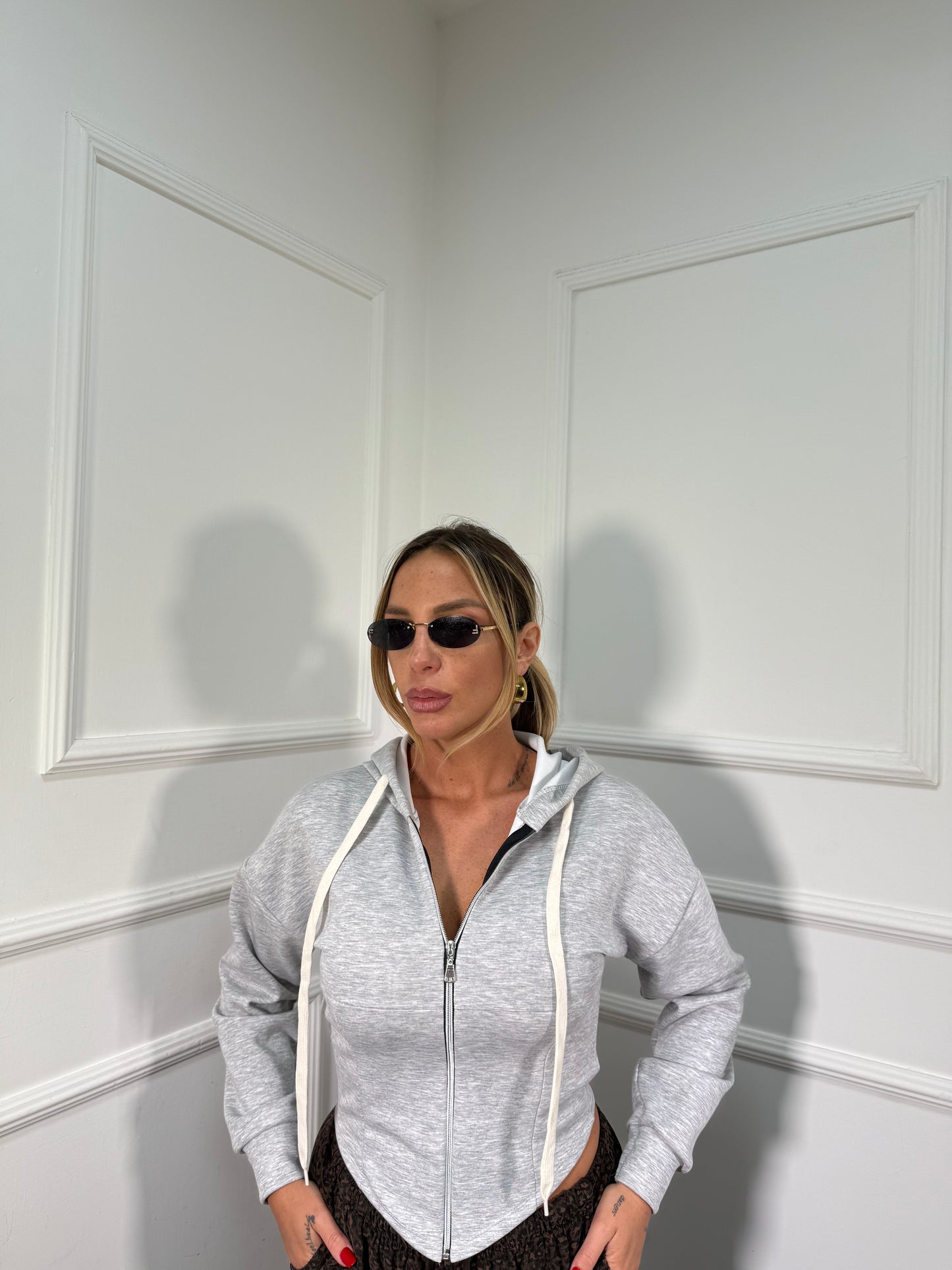 Felpa bustino con zip e cappuccio grigia