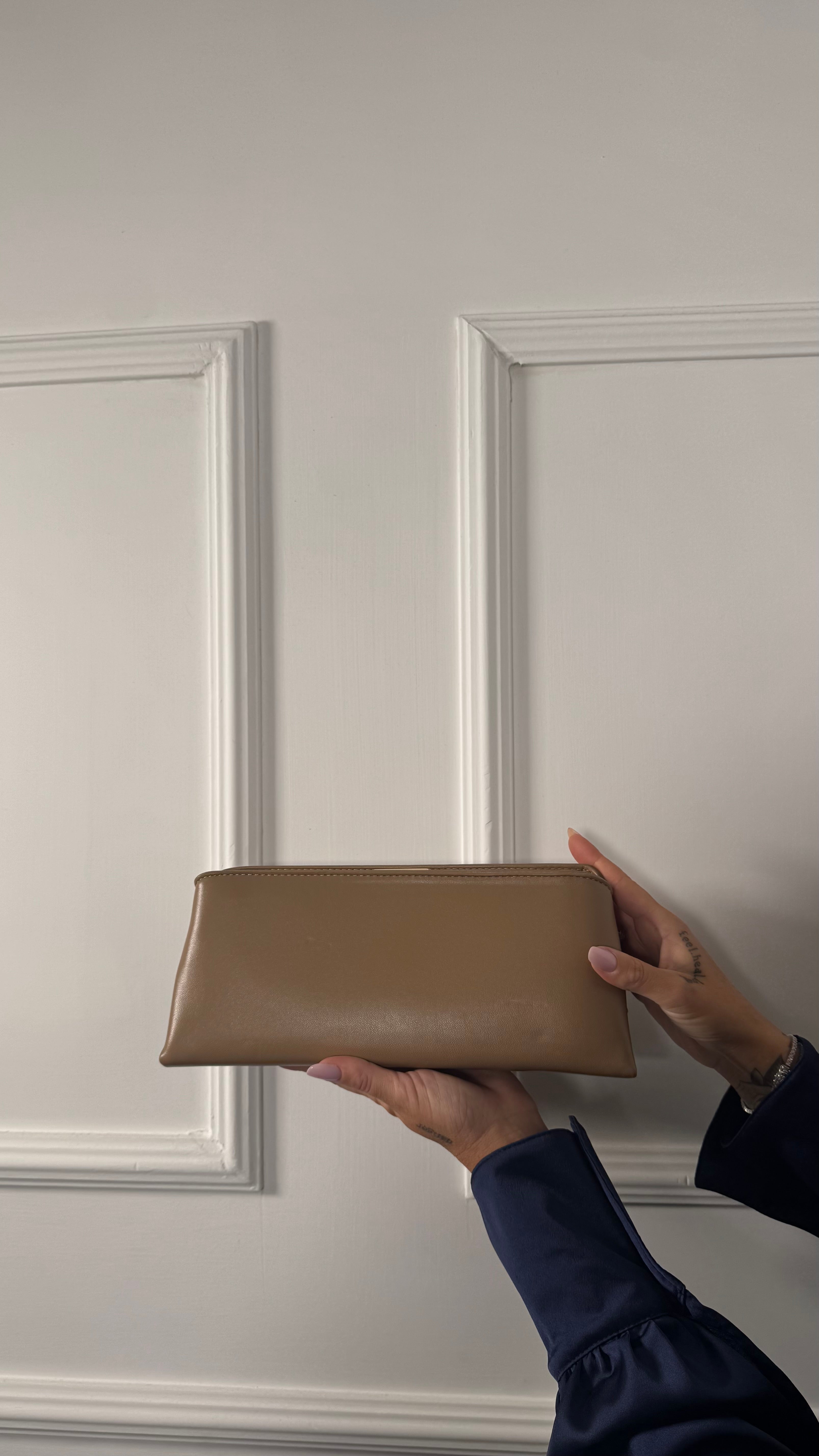 Clatch in ecopelle con tracolla beige