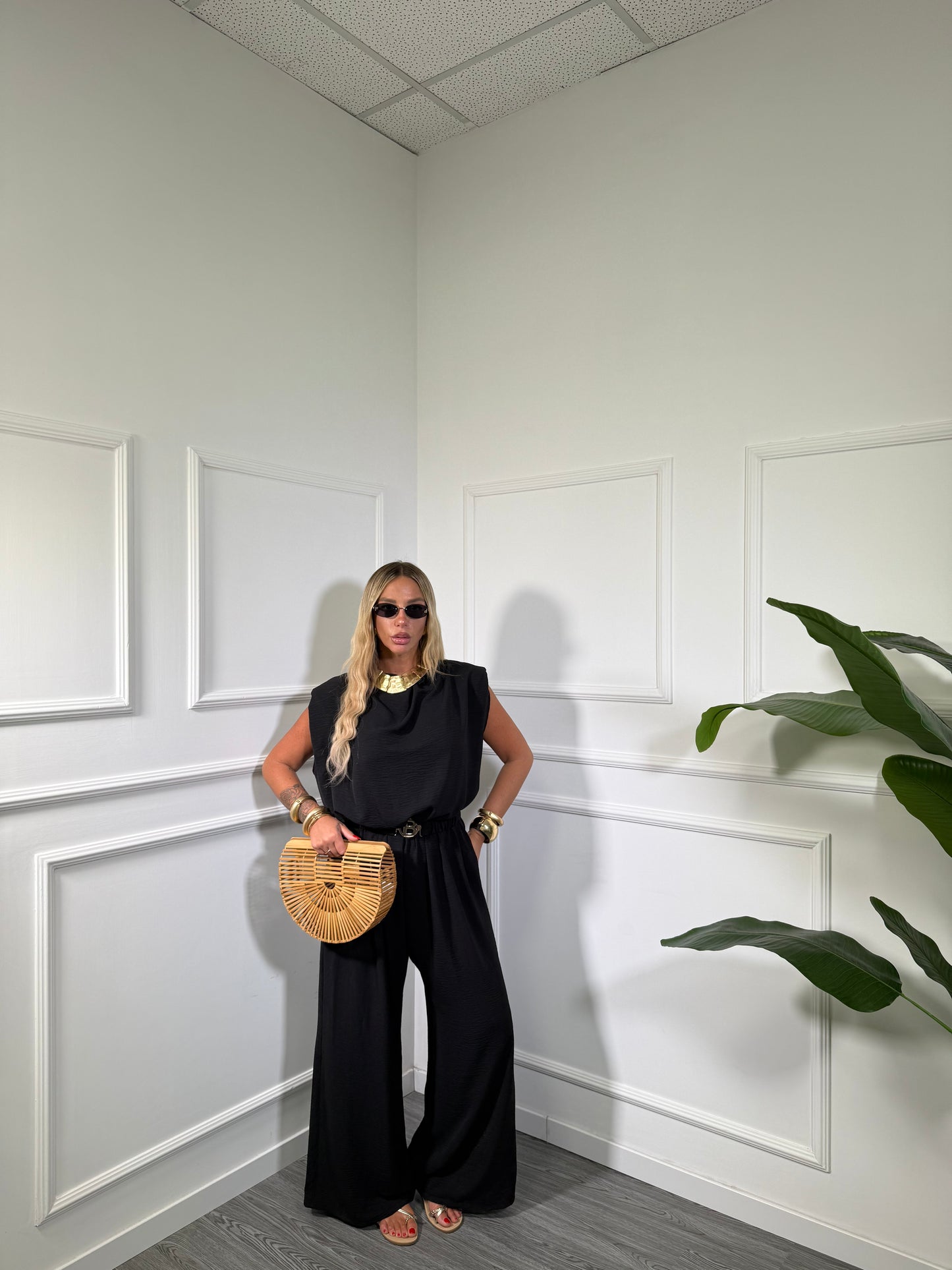 Jumpsuit in viscosa con cintura (CURVY) nera in125431