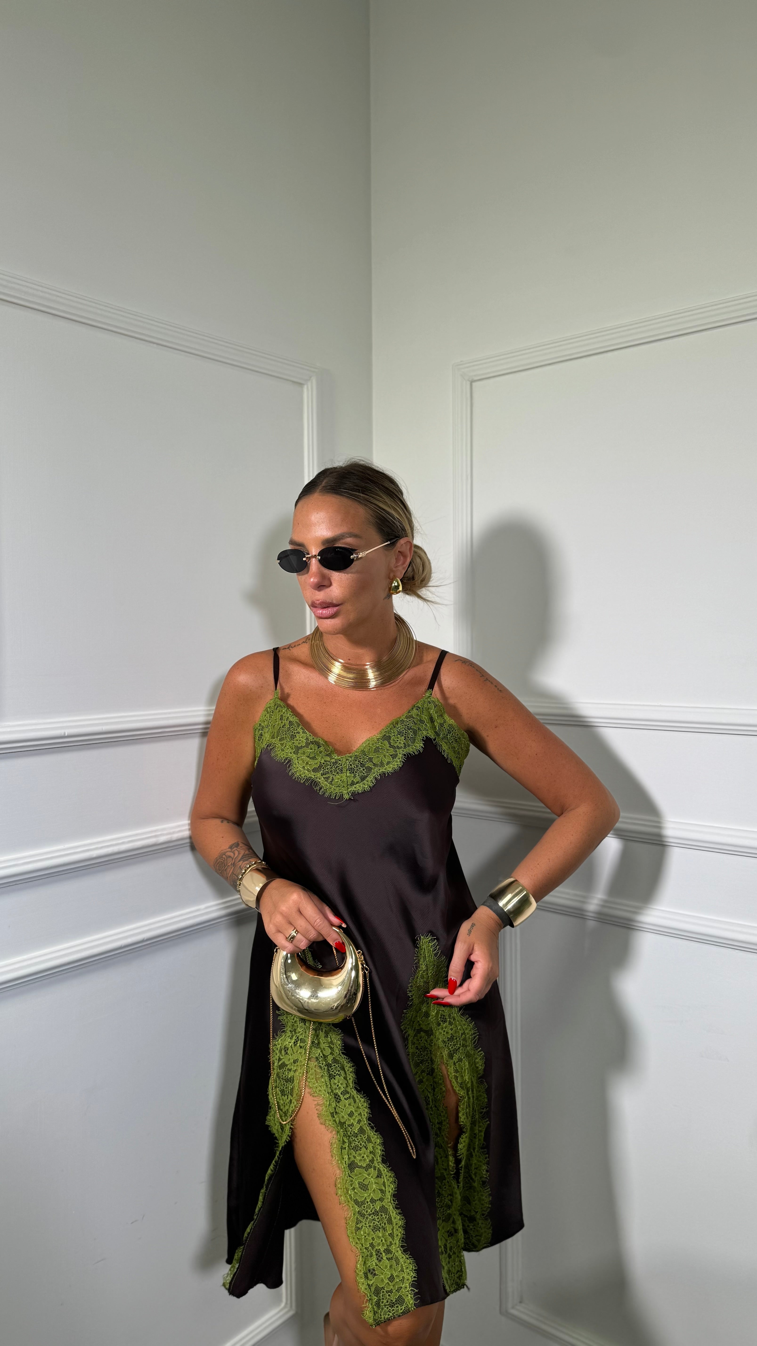 Abito corto in satin con pizzo cioccolato (Curvy) 1587