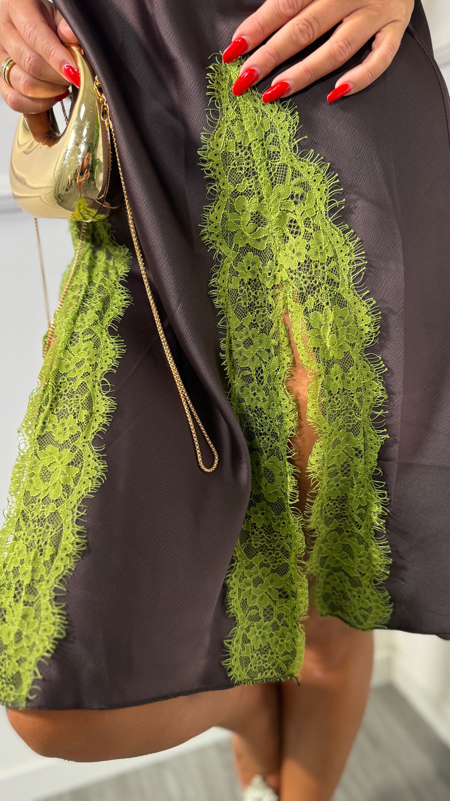 Abito corto in satin con pizzo cioccolato (Curvy) 1587