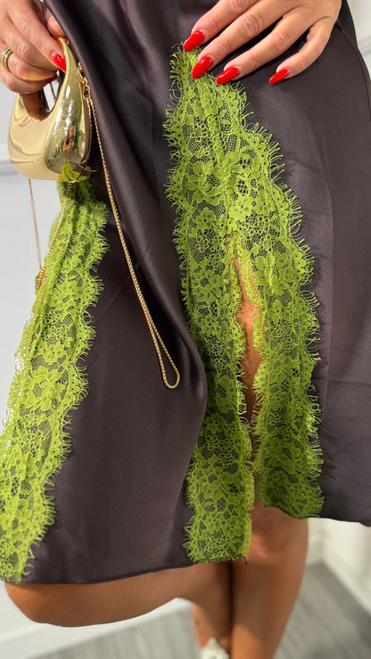 Abito corto in satin con pizzo cioccolato (Curvy) 1587