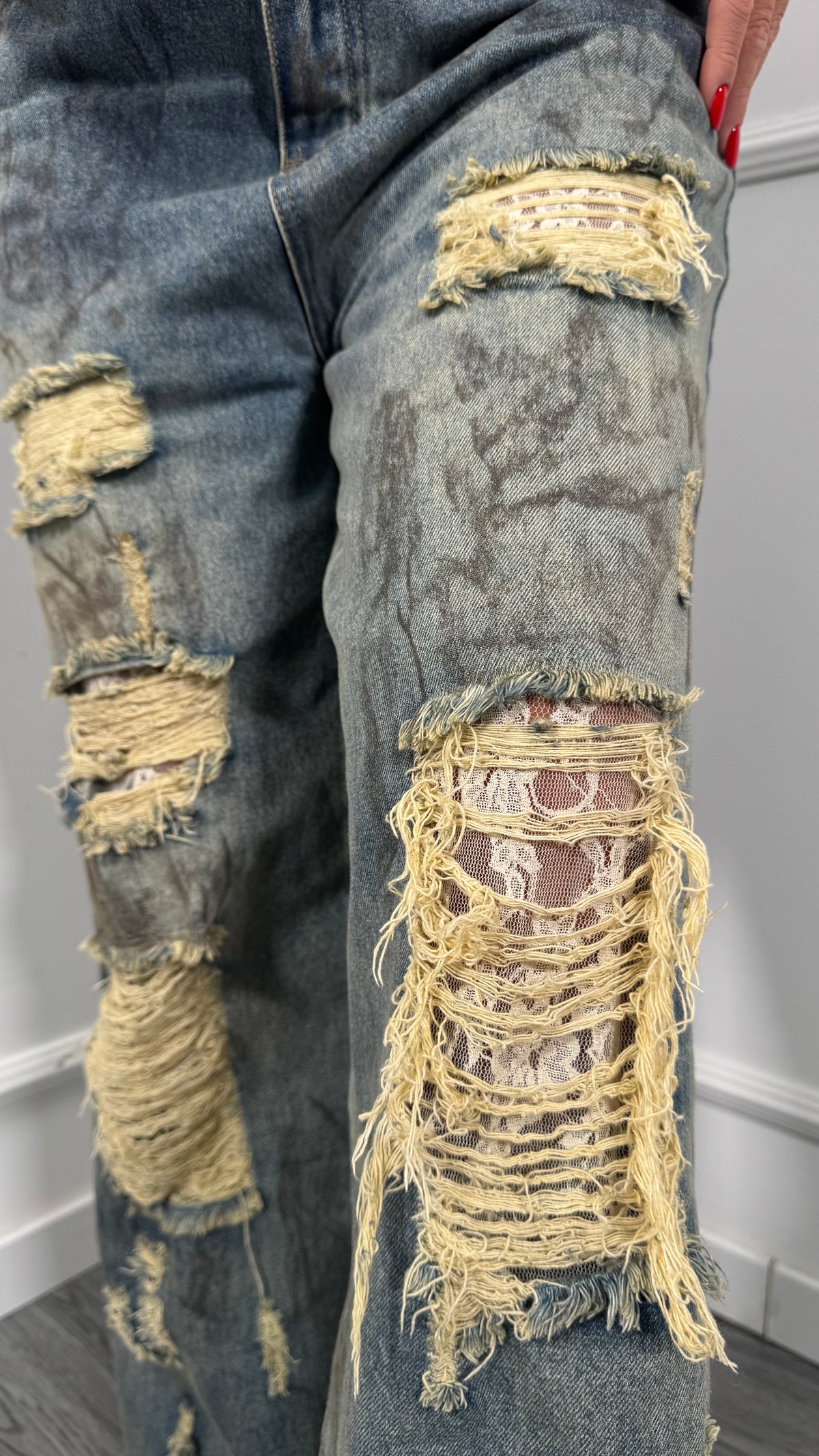 Jeans palazzo con rotture in pizzo effetto sabbiato z2752